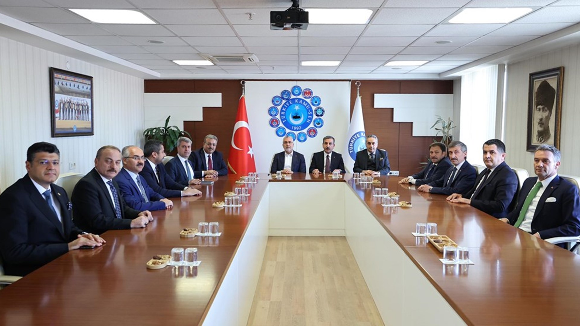 Çalışma ve Sosyal Güvenlik Bakanı Prof. Dr. Vedat Işıkhan, Türk-İş, Hak-İş, Türkiye Kamu-Sen, TESK ve TZOB Konfederasyonlarını ziyaret etti.