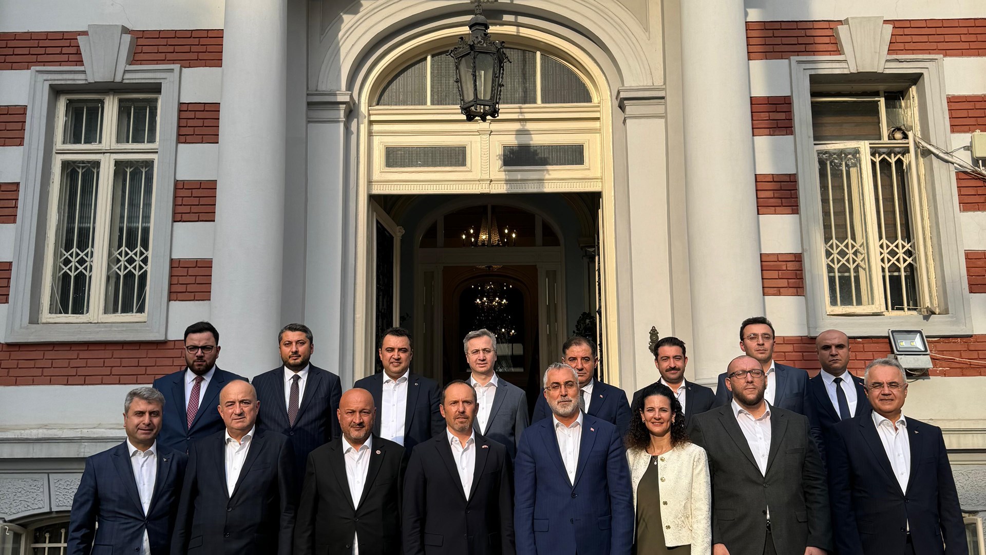 Çalışma ve Sosyal Güvenlik Bakanı Prof. Dr. Vedat Işıkhan, Çalışma ve Sosyal Güvenlik Bakanlığı ile Romanya Çalışma ve Sosyal Dayanışma Bakanlığı arasındaki Çalışma ve Sosyal Güvenlik Ortak Çalışma Grubu’nun 1. Toplantısı’na katılmak ve çeşitli temaslarda bulunmak üzere Romanya’ya gitti.