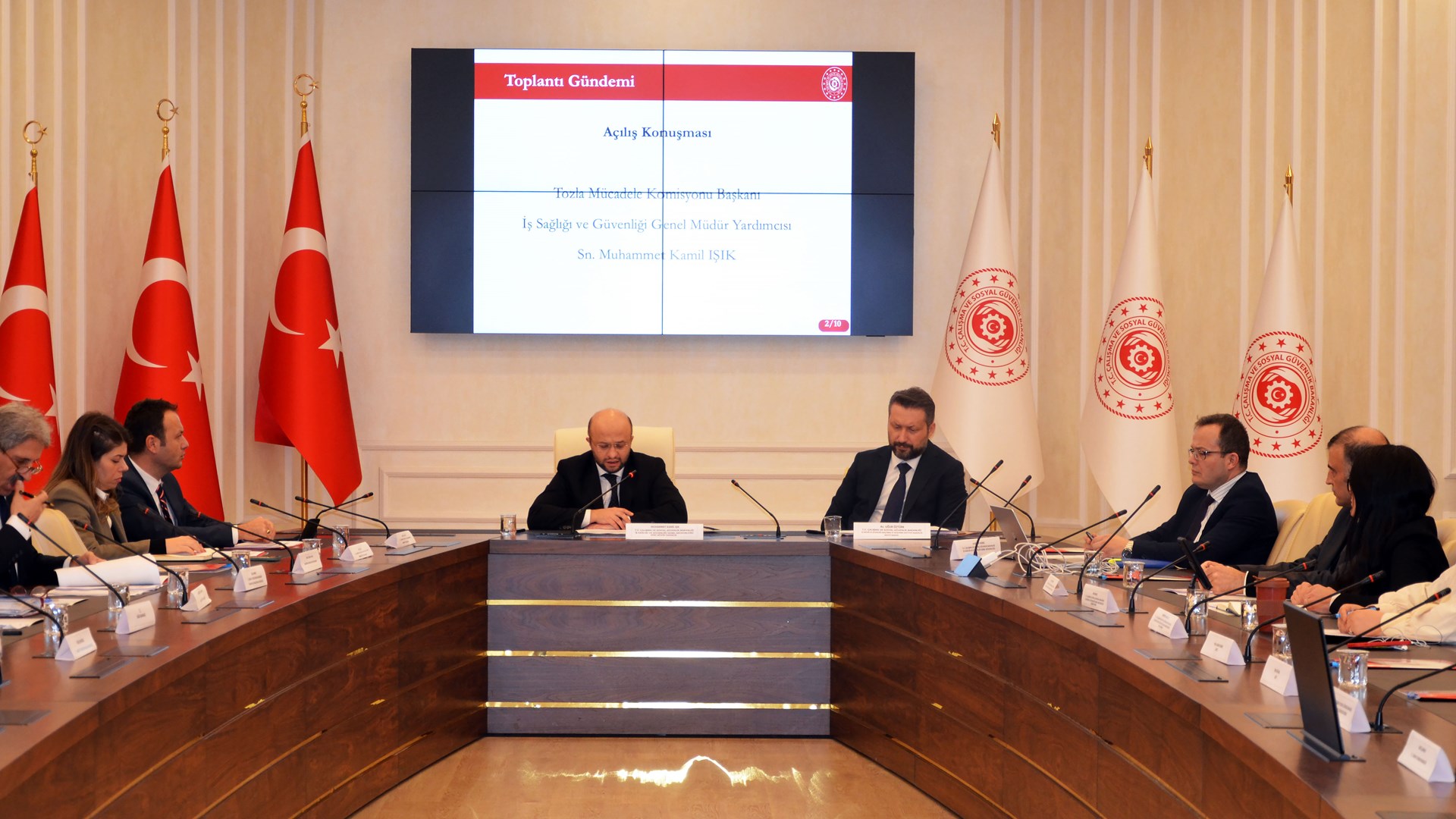 Çalışma hayatında tozla ilgili konularda ihtiyaç ve öncelikleri belirlemek, teknik ve tıbbi açıdan öneriler geliştirmek amacıyla faaliyetlerini sürdüren Tozla Mücadele Komisyonu, 66. toplantısını 28 Kasım 2024 tarihinde Bakanlığımız Reşat Moralı Toplantı Salonu’nda gerçekleştirdi.