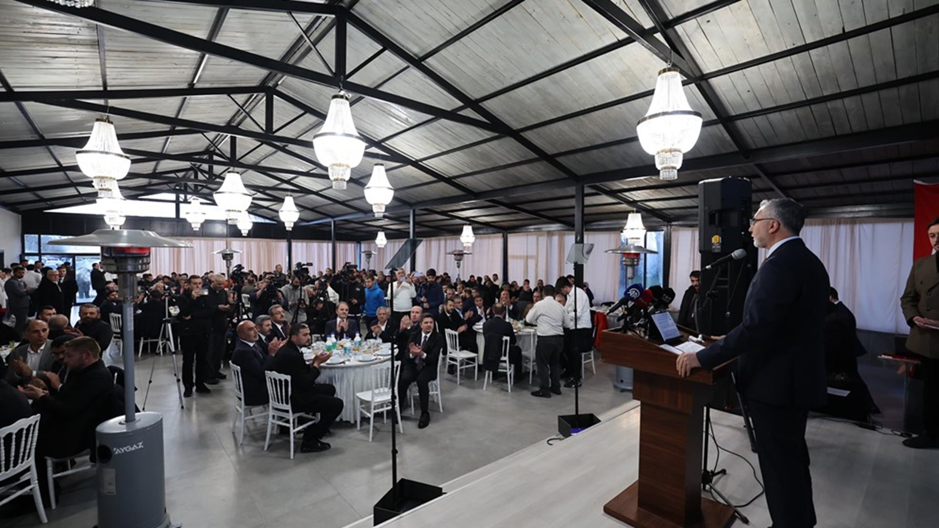 Çalışma ve Sosyal Güvenlik Bakanı Prof. Dr. Vedat Işıkhan, çeşitli temaslarda bulunmak ve programlara katılmak üzere Konya’ya gitti.