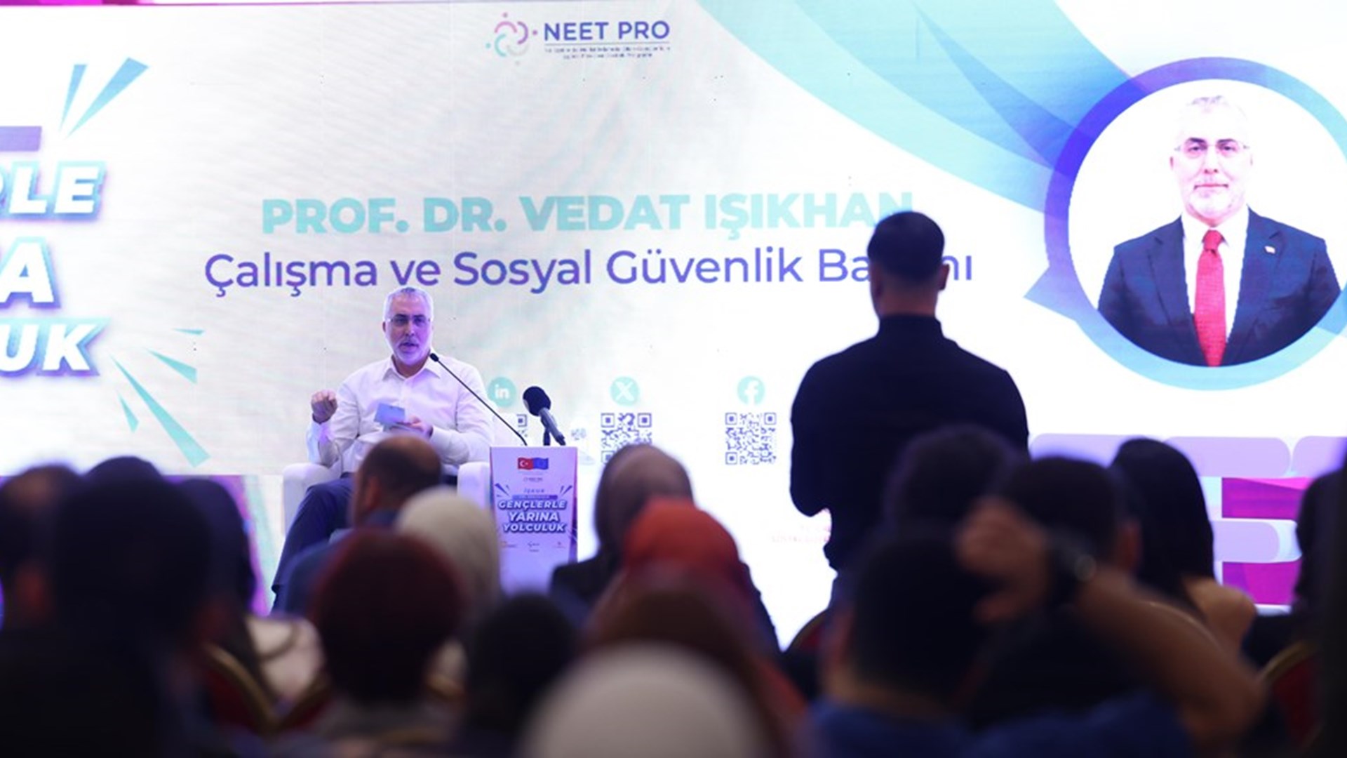 Çalışma ve Sosyal Güvenlik Bakanı Prof. Dr. Vedat Işıkhan, İŞKUR NEET PRO kapsamında ‘Gençlerle Yarına Yolculuk’ Programında gençlerle bir araya gelerek, sorularını yanıtladı.