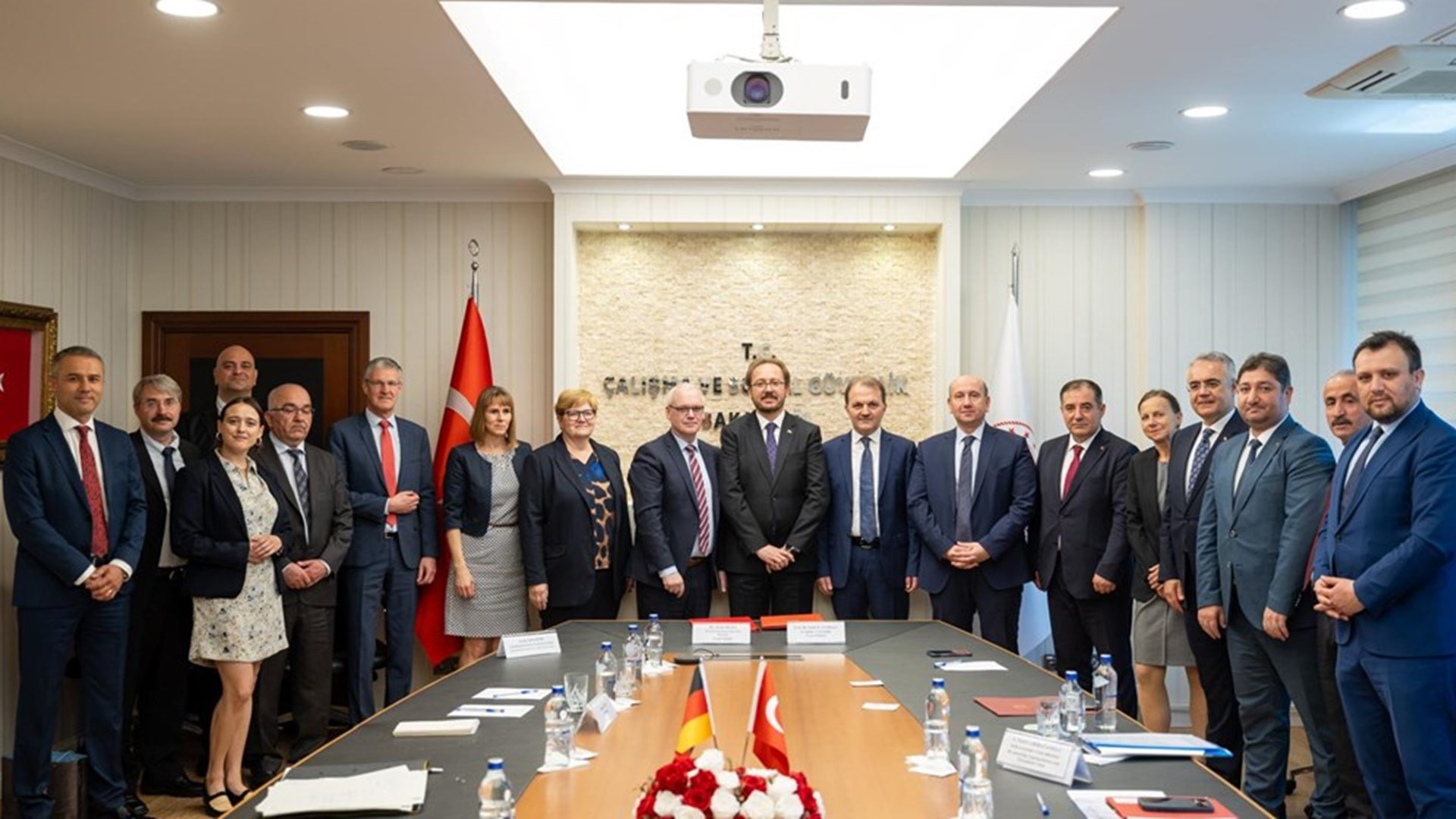 Almanya Federal Cumhuriyeti Çalışma ve Sosyal İşler Bakanlığı Parlamenter Müsteşarı Anette Kramme başkanlığındaki heyet, Bakanığımızı ziyaret ederek, Bakanlıklararası ilişkilerin güçlendirilmesi ve işbirliği olanaklarını ele aldı.