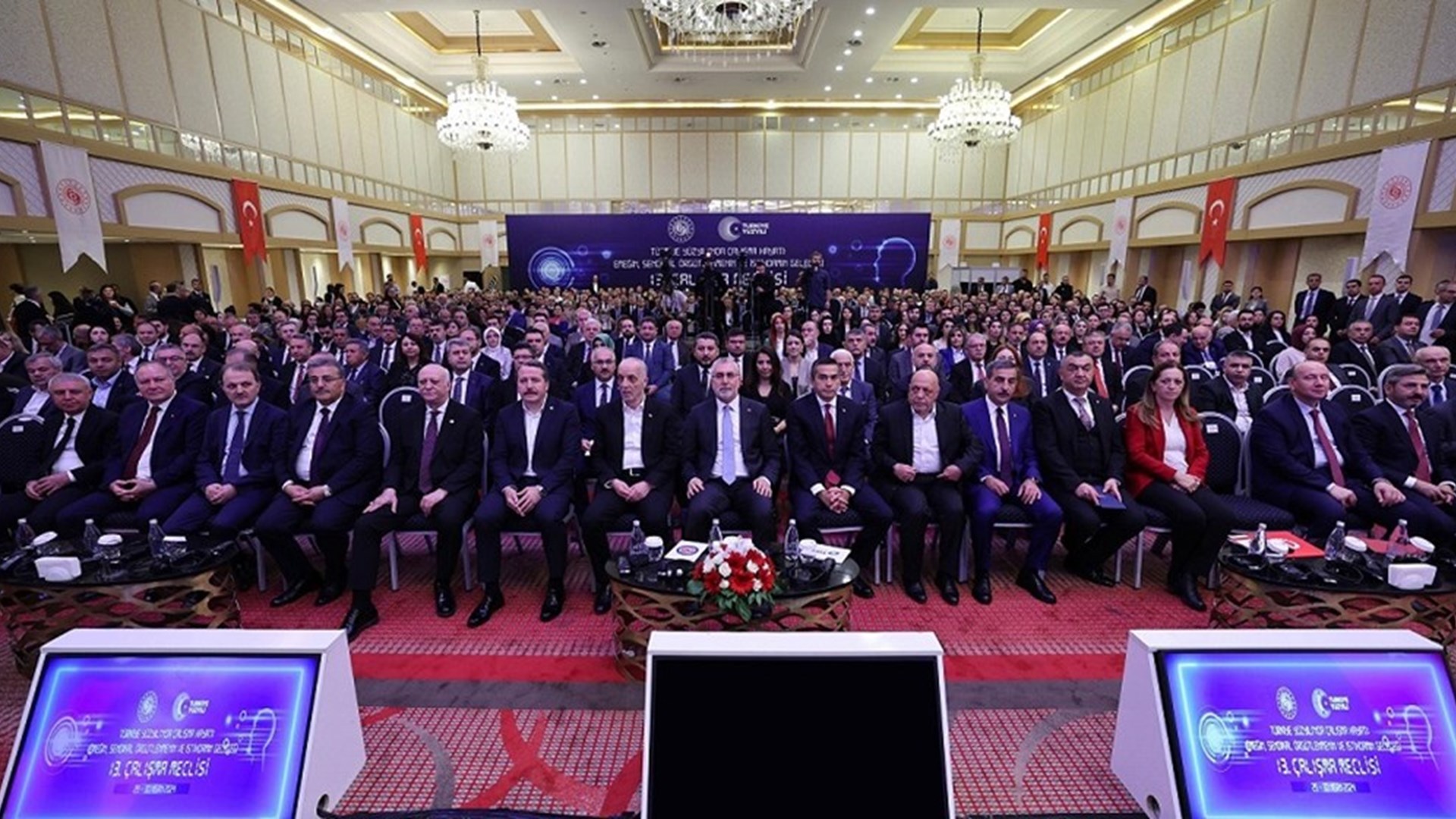 Çalışma ve Sosyal Güvenlik Bakanı Prof. Dr. Vedat Işıkhan, "Türkiye Yüzyılında Çalışma Hayatı: Emeğin, Sendikal Örgütlenmenin ve İstihdamın Geleceği" temasıyla düzenlenen 13. Çalışma Meclisi toplantısına katıldı.