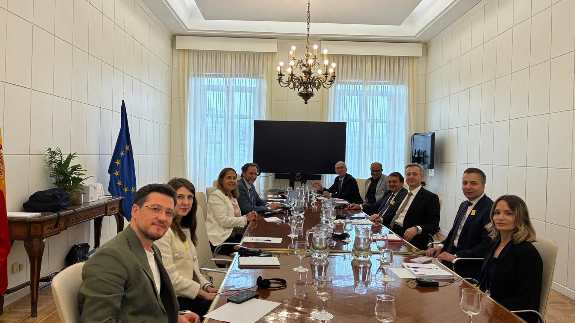 Rehberlik ve Teftiş Başkanımız Bekir Aktürk, Başkan Yardımcımız Resül Yılmaz ve beraberindeki heyet, “İş Teftiş Rehberlik ve Sosyal Diyalog Yoluyla İşyeri Uyumunun Güçlendirilmesi Projesi” kapsamında 5–9 Mayıs 2025 tarihleri arasında İspanya’nın başkenti Madrid’de gerçekleştirilen çalışma ziyaretinin sonunda, Çalışma ve Sosyal Ekonomi Bakanlığında düzenlenen genel değerlendirme ve kapanış toplantısına katıldı.