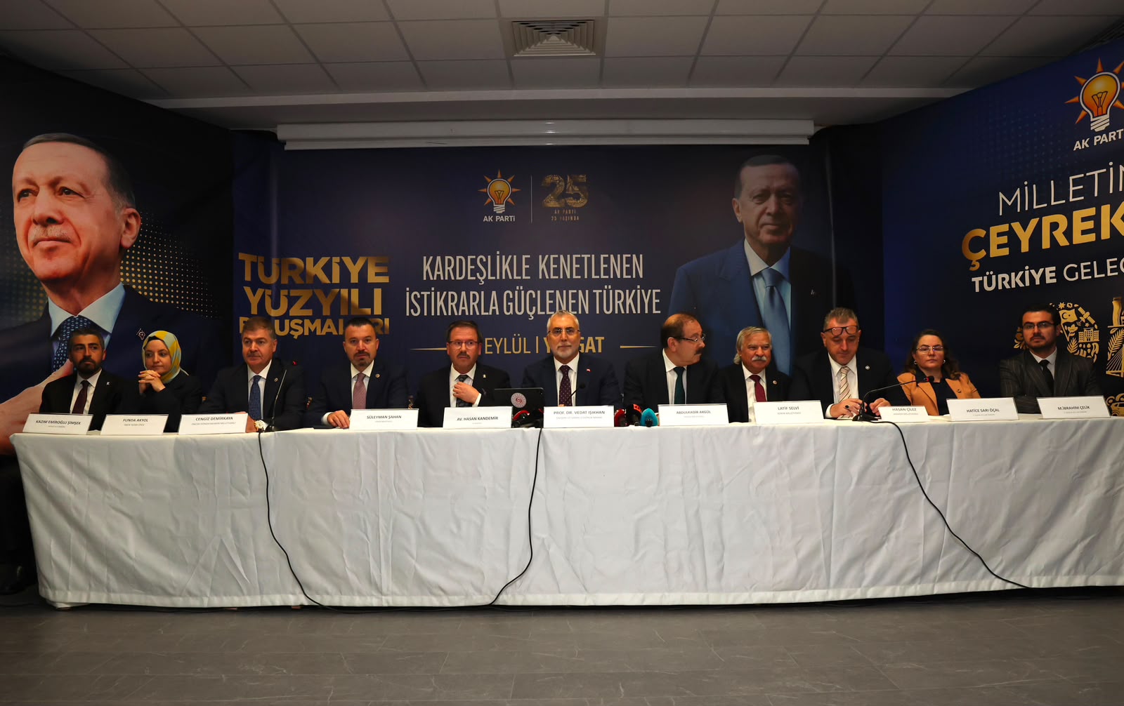 Çalışma ve Sosyal Güvenlik Bakanı Prof. Dr. Vedat Işıkhan, çeşitli ziyaretlerde bulunmak ve programlara katılmak üzere Yozgat’a gitti.