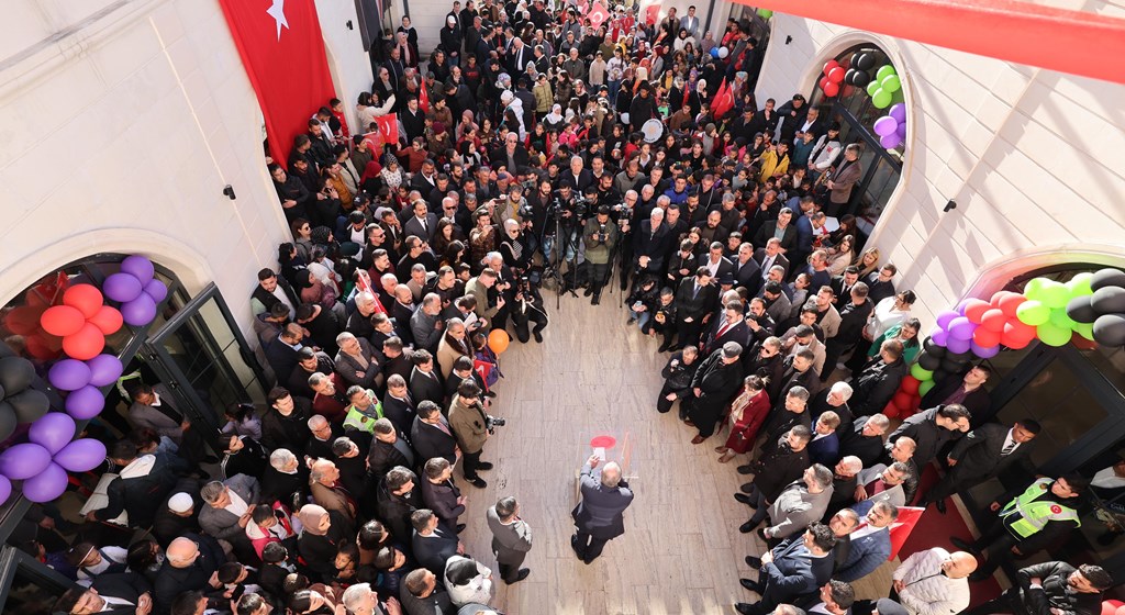 Çalışma ve Sosyal Güvenlik Bakanı Prof. Dr. Vedat Işıkhan, çeşitli temaslarda bulunmak ve “Türkiye Yüzyılı’nda Çalışma Hayatı Buluşmaları” Programına katılmak üzere Mardin’e gitti.