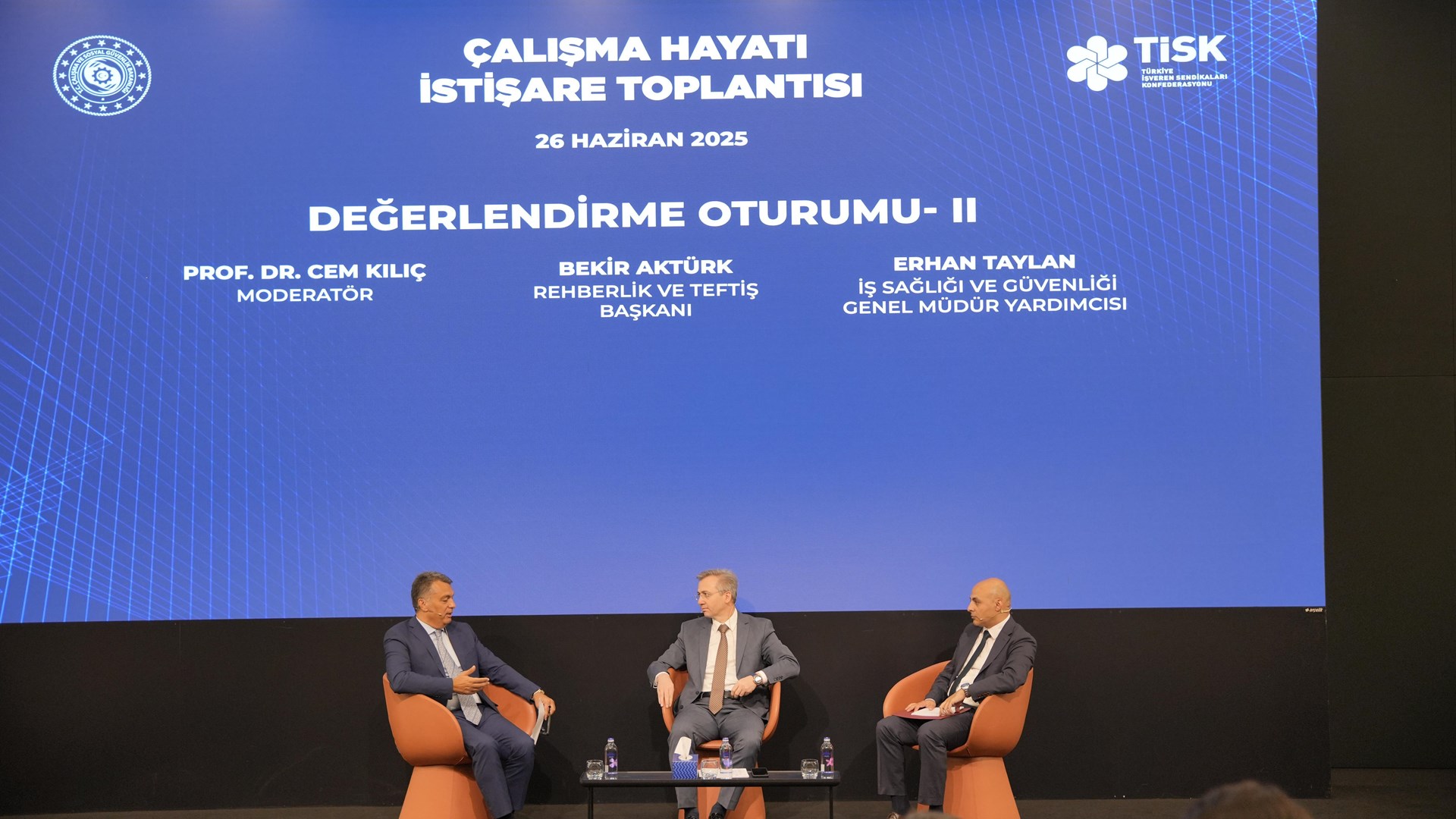 Bakanlığımız ile Türkiye İşveren Sendikaları Konfederasyonu işbirliğinde düzenlenen “Çalışma Hayatı İstişare Toplantısı” Bakanımız Sayın Prof. Dr. Vedat Işıkhan’ın teşrifleriyle 26 Haziran 2025 tarihinde MESS Teknoloji Merkezi’nde gerçekleştirildi.