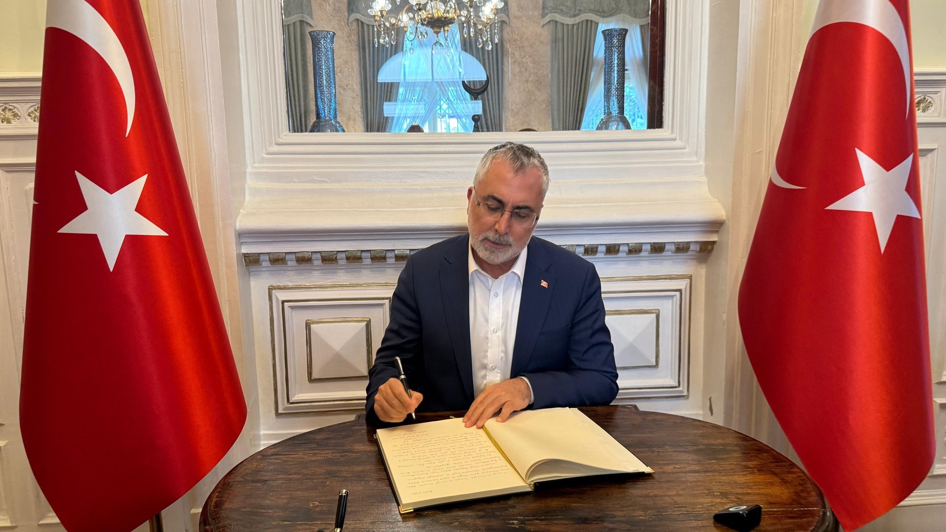 Çalışma ve Sosyal Güvenlik Bakanı Prof. Dr. Vedat Işıkhan, Çalışma ve Sosyal Güvenlik Bakanlığı ile Romanya Çalışma ve Sosyal Dayanışma Bakanlığı arasındaki Çalışma ve Sosyal Güvenlik Ortak Çalışma Grubu’nun 1. Toplantısı’na katılmak ve çeşitli temaslarda bulunmak üzere Romanya’ya gitti.