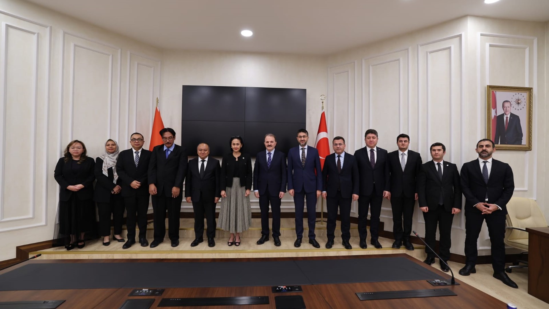 Bakan Yardımcımız Dr. Adnan Ertem Endonezya Göçmen İşçilerin Korunması Bakan Yardımcısı Christina Aryani ile Görüştü