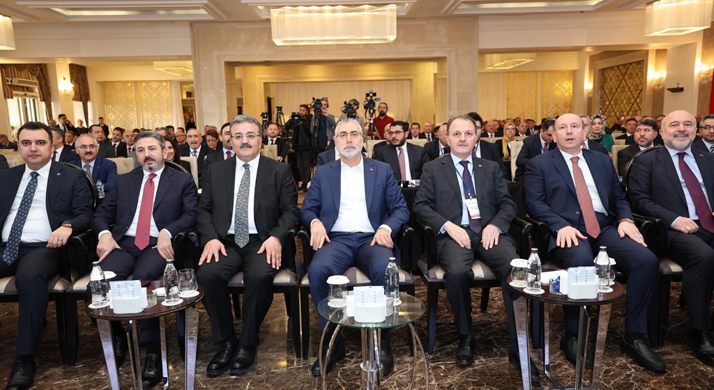 Çalışma ve Sosyal Güvenlik Bakanı Prof. Dr. Vedat Işıkhan, 81 ildeki İŞKUR ve SGK İl Müdürlerinin katıldığı İstişare Toplantısı’na katılmak ve çeşitli ziyaretlerde bulunmak üzere Antalya’ya gitti.