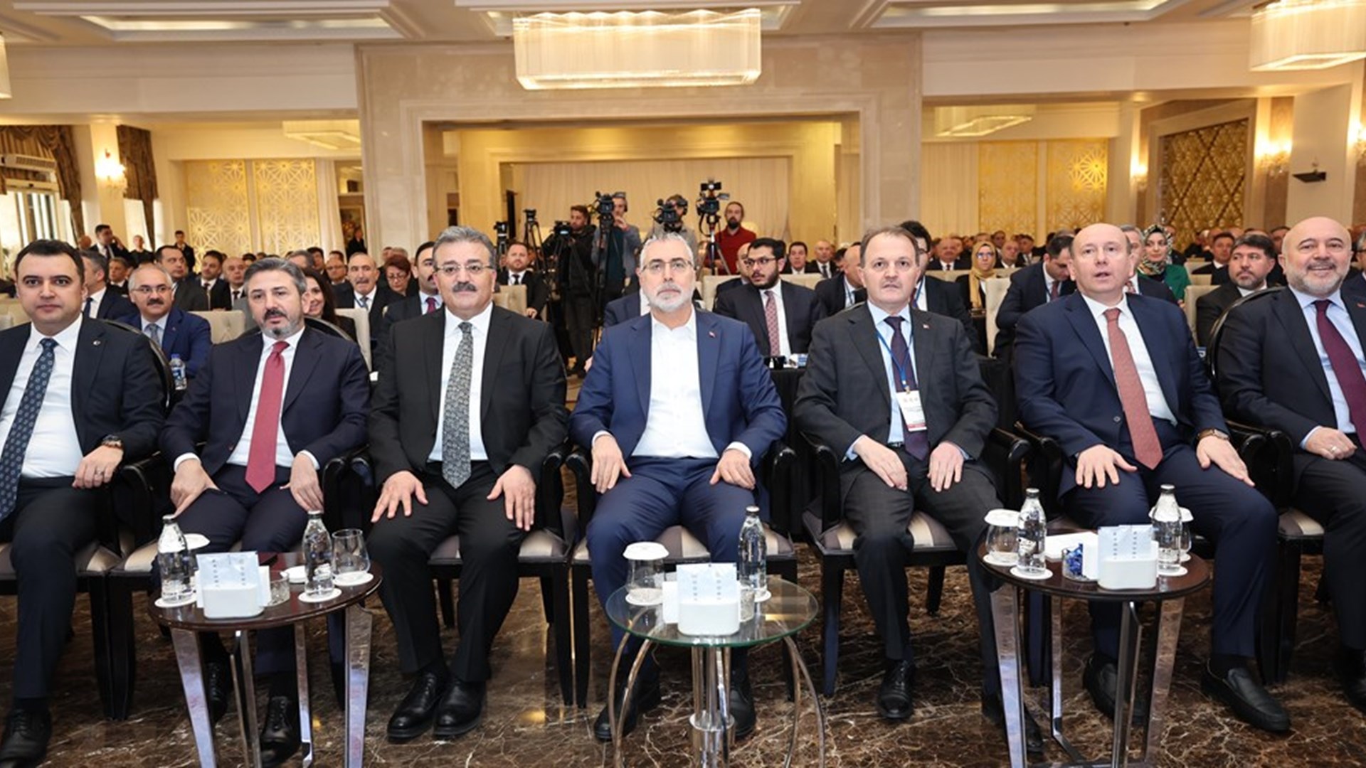 Çalışma ve Sosyal Güvenlik Bakanı Prof. Dr. Vedat Işıkhan, 81 ildeki İŞKUR ve SGK İl Müdürlerinin katıldığı İstişare Toplantısı’na katılmak ve çeşitli ziyaretlerde bulunmak üzere Antalya’ya gitti.