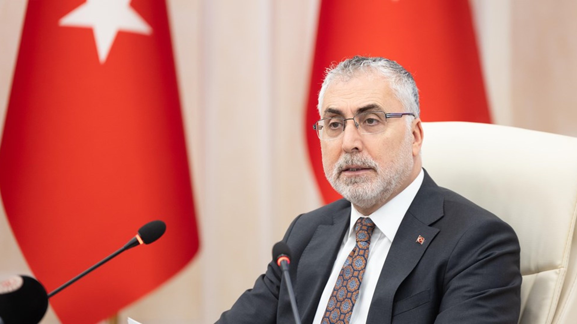 Çalışma ve Sosyal Güvenlik Bakanı Prof. Dr. Vedat Işıkhan, Çalışma ve Sosyal Güvenlik Bakanlığı Reşat Moralı Toplantı Salonu’nda düzenlenen Bilim Kurulu Toplantısı’na başkanlık etti.