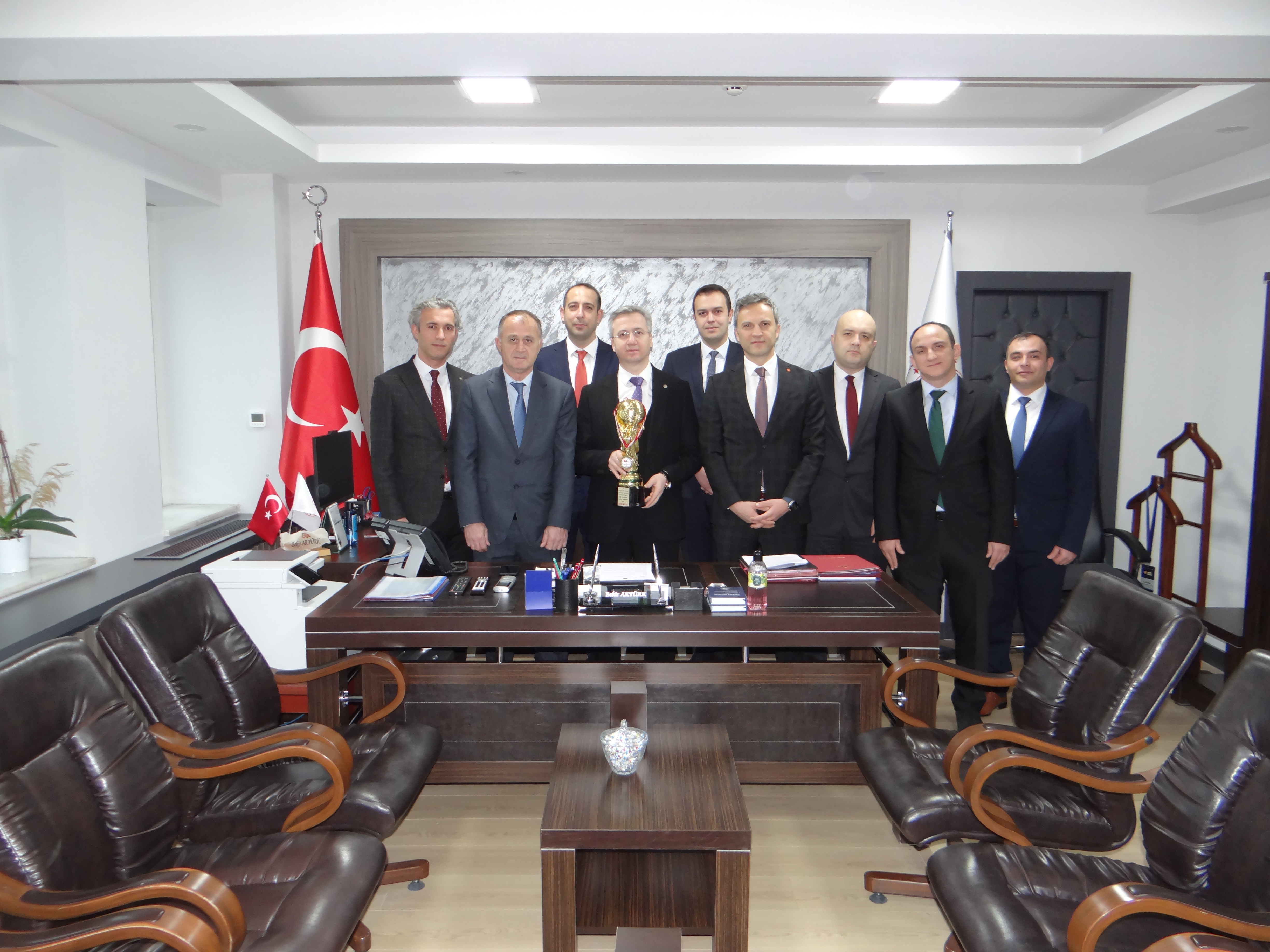 Başkanlık futbol takımımız Başkanımız Bekir AKTÜRK’ü ziyaret ederek şampiyonluk kupasını takdim etmiştir