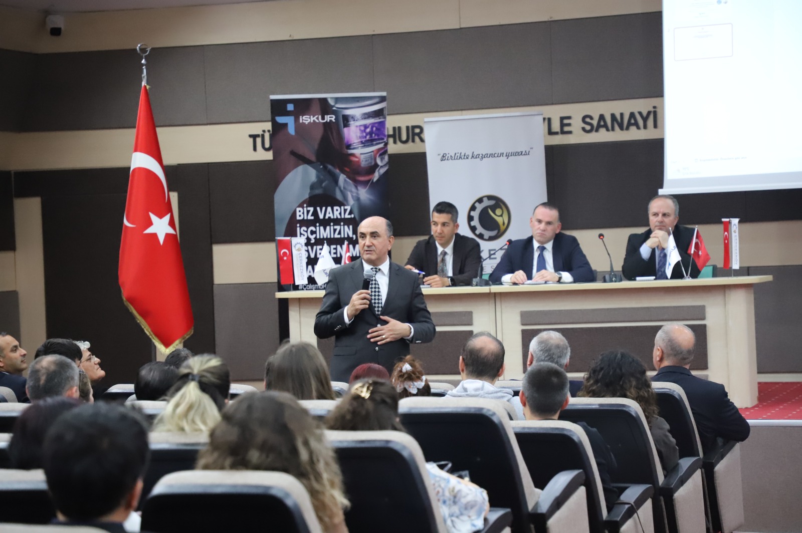 18 Mayıs 2026 tarihinde Çerkezköy Ticaret ve Sanayi Odası (ÇTSO) ev sahipliğinde düzenlenen bilgilendirme toplantısında; İstanbul Rehberlik ve Teftiş Grup Başkanlığı tarafından işin yürütümü ile iş sağlığı ve güvenliği teftiş süreçleri hakkında kapsamlı hukuki ve teknik bilgilendirmeler gerçekleştirildi.