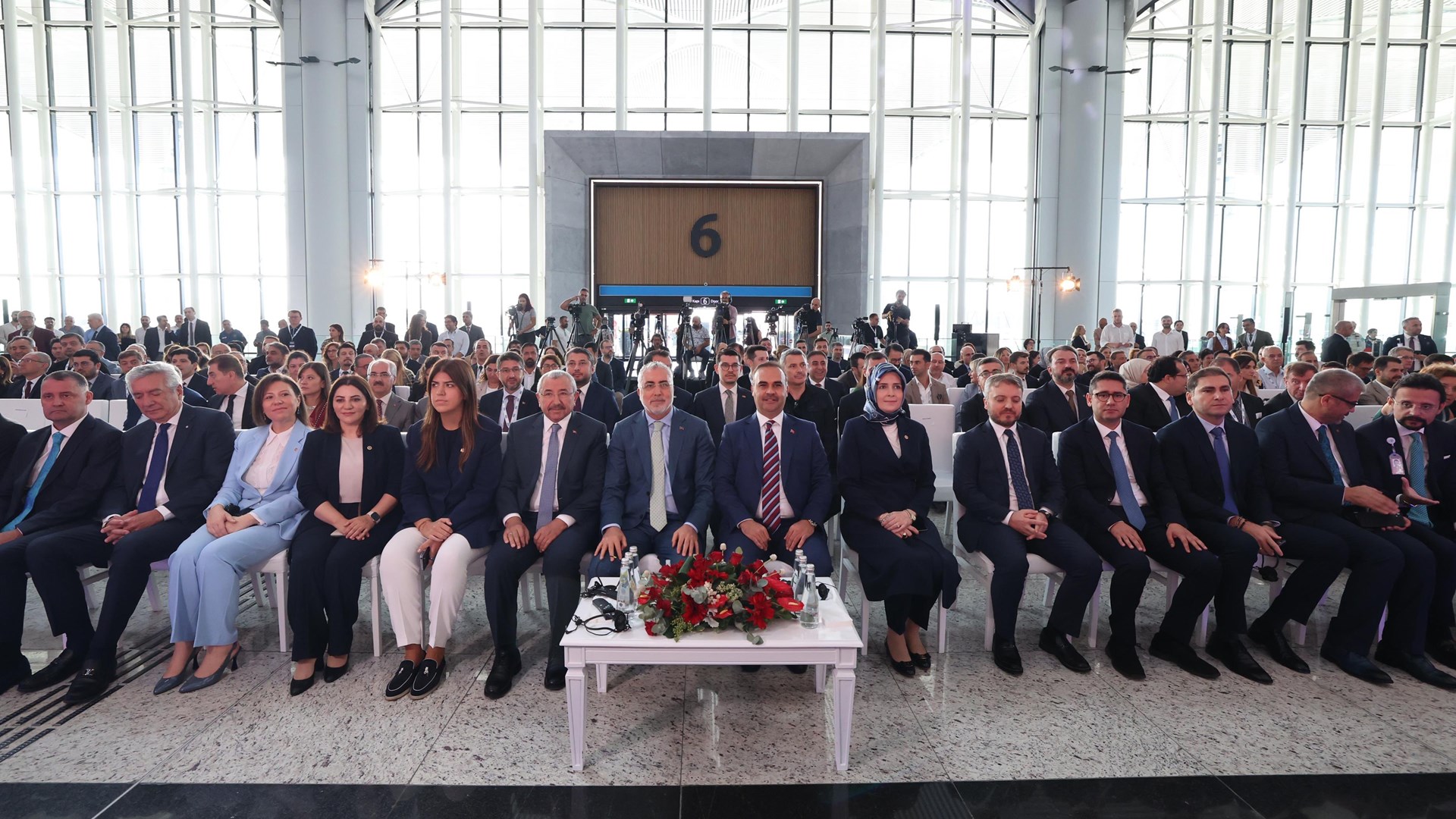 Minister of Labour and Social Security Vedat Işıkhan announced that with the Türkiye Tech Visa program, they will offer accelerated and exceptional work permit processes for foreigners who want to establish start-up initiatives in Türkiye, granting work permits for up to 3 years upon the first application. He added, "In this way, we will shorten the bureaucratic process and operate an administrative process that meets the needs of this fast-paced sector."
