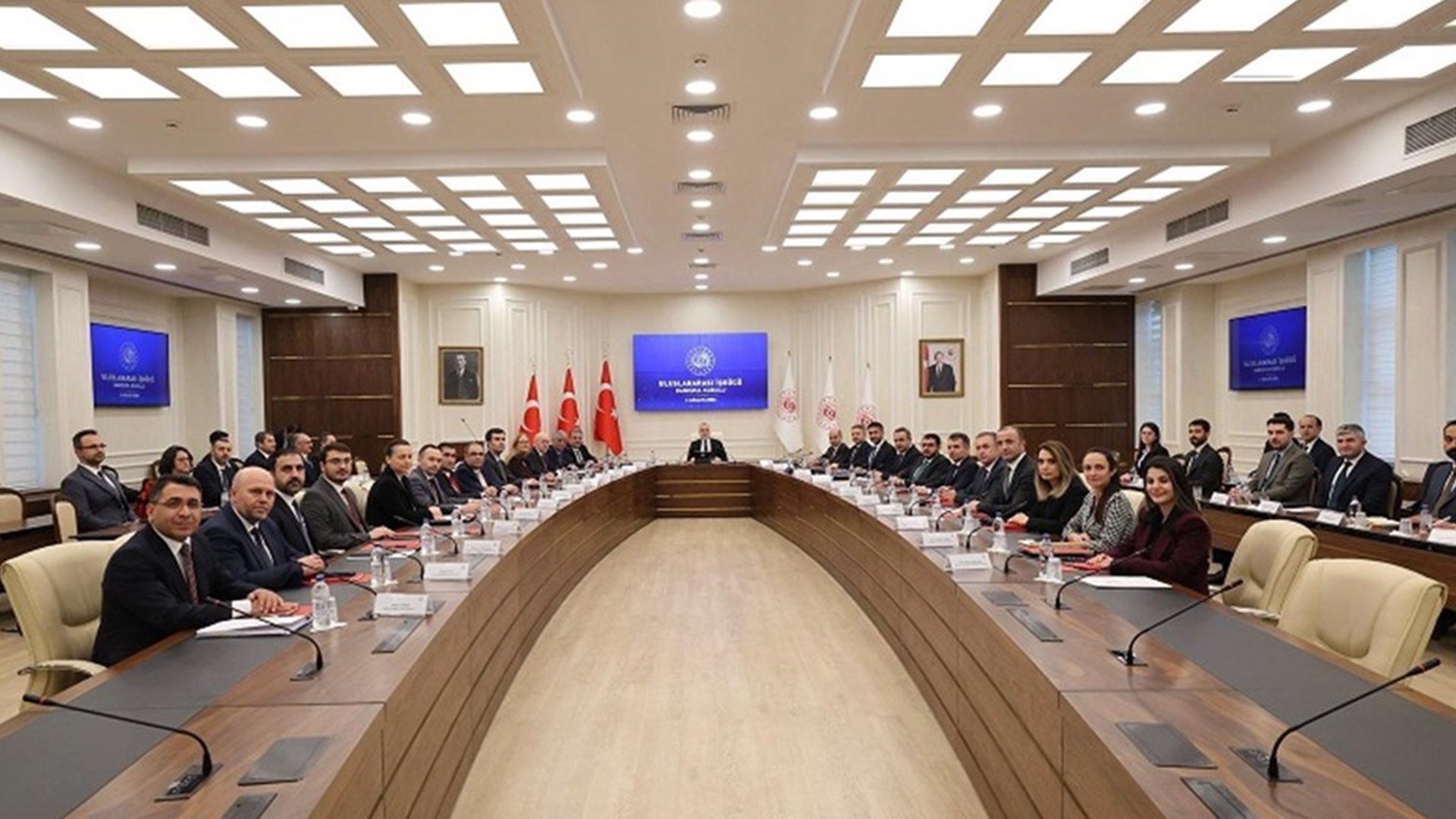 Çalışma ve Sosyal Güvenlik Bakanı Sayın Prof. Dr. Vedat Işıkhan başkanlığında, 6 Nisan’da Resmi Gazete'de yayımlanan Cumhurbaşkanlığı Kararnamesi ile ihdas edilen Uluslararası İşgücü Danışma Kurulu’nun ilk toplantısı gerçekleştirildi.