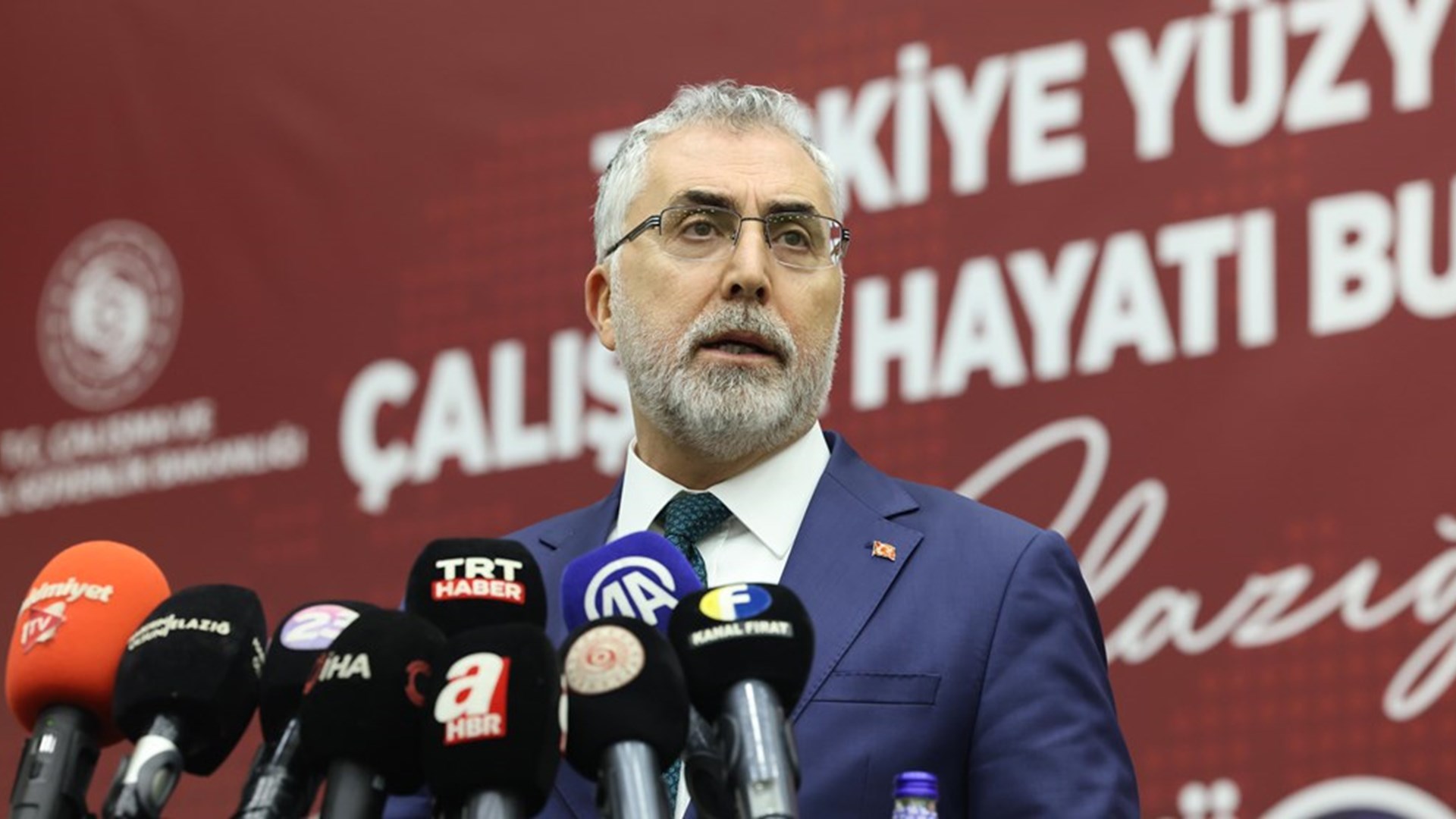 Çalışma ve Sosyal Güvenlik Bakanı Prof. Dr. Vedat Işıkhan, çeşitli ziyaretlerde bulunmak ve programlara katılmak üzere Elazığ’a gitti.