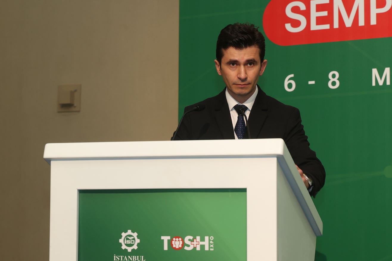 6-8 Mayıs 2026 tarihleri arasında İstanbul Kongre Merkezi’nde düzenlenen 6. Türk İş Güvenliği ve Sağlığı Fuarı (TOS+H Expo) bünyesindeki sempozyuma, İstanbul Rehberlik ve Teftiş Grup Başkanlığı yönetici ve müfettişlerince katılım sağlanarak; iş sağlığı ve güvenliği üzerine teknik sunumlar gerçekleştirildi.
