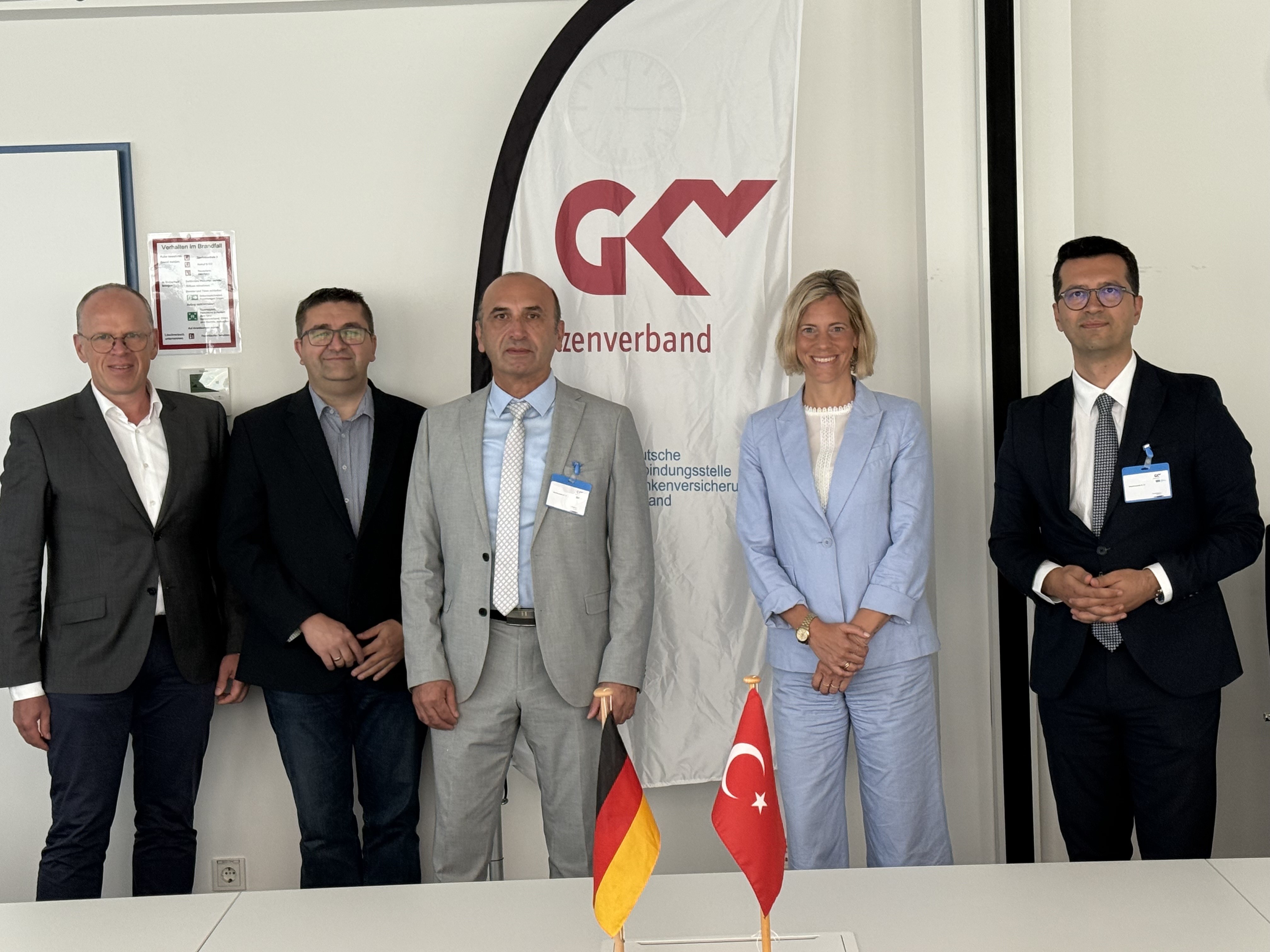 Köln Çalışma ve Sosyal Güvenlik Ataşeliğimiz Almanya Yasal Sağlık Sigortaları Merkez Birliği Yetkilileri ile Bir Araya Geldi