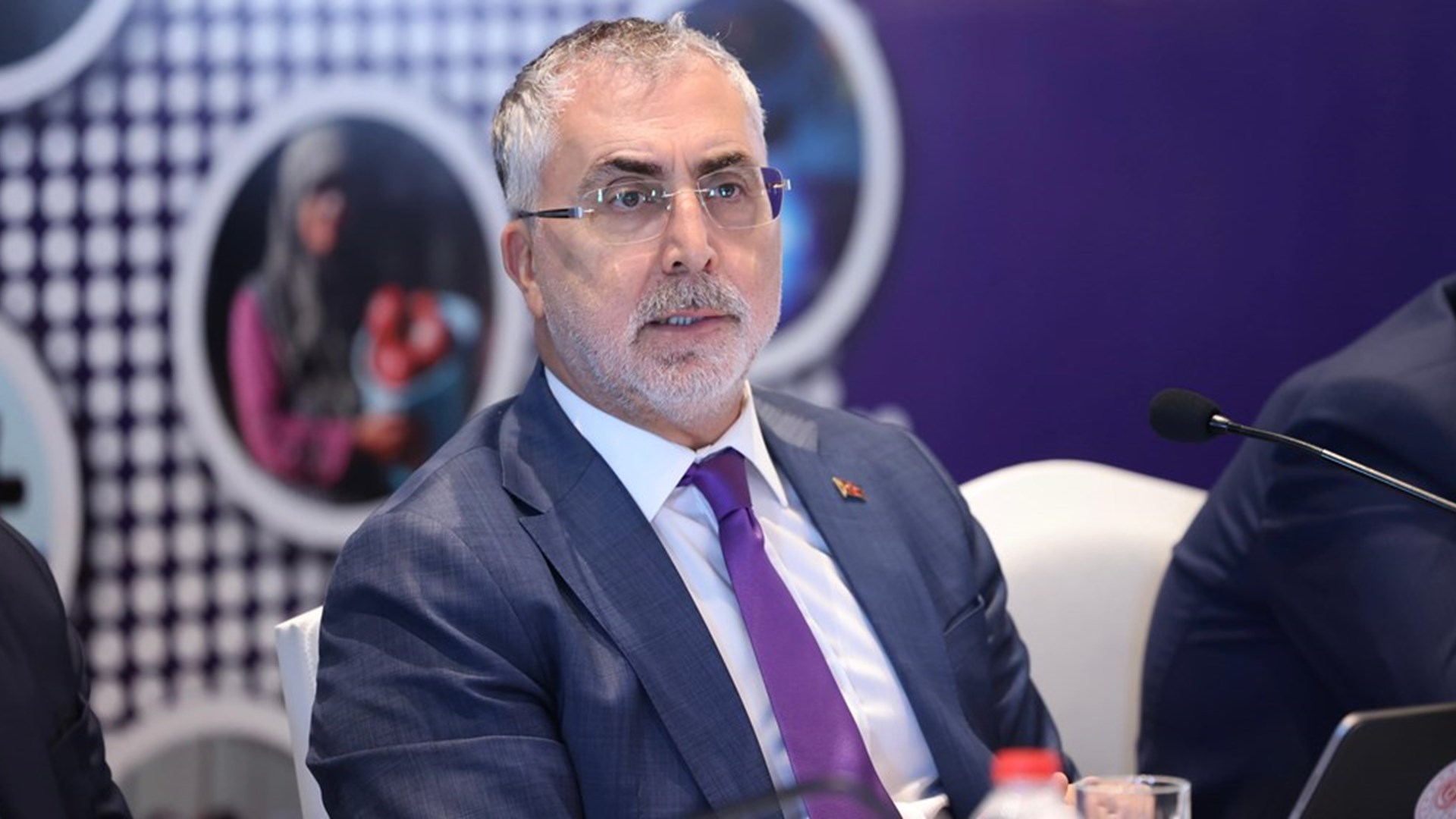 Çalışma ve Sosyal Güvenlik Bakanı Prof. Dr. Vedat Işıkhan, çeşitli ziyaretlerde bulunmak ve programlara katılmak üzere Van’a gitti.