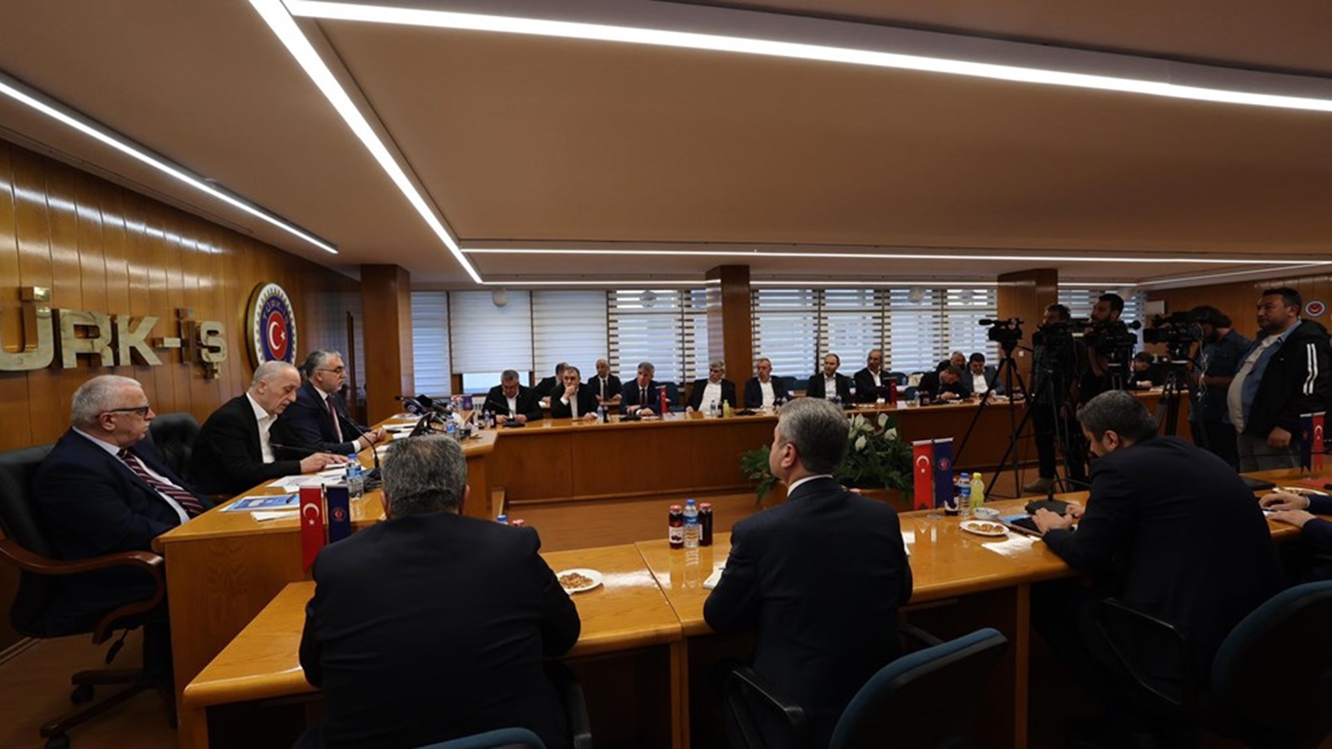 Çalışma ve Sosyal Güvenlik Bakanı Prof. Dr. Vedat Işıkhan, Türk-İş, Hak-İş, Türkiye Kamu-Sen, TESK ve TZOB Konfederasyonlarını ziyaret etti.