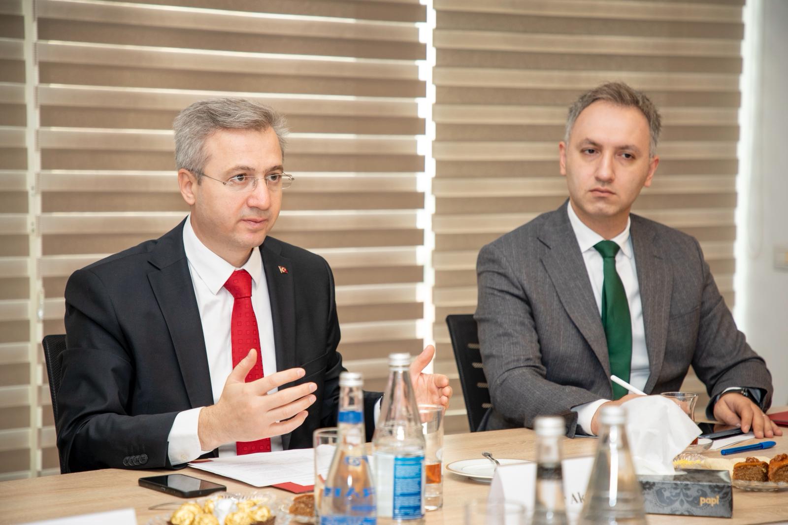 Azerbaycan'a gerçekleştirilen çalışma ziyaretinin 24 Eylül 2025 tarihli programında, iş müfettişliği faaliyetlerinin dijitalleştirilmesi ve iş gücünün korunması alanındaki güncel konular üzerine odaklanan toplantılar düzenlendi. Rehberlik ve Teftiş Başkanımız Bekir Aktürk ve beraberindeki heyet, Azerbaycanlı mevkidaşlarıyla tecrübe paylaşımında bulundu.