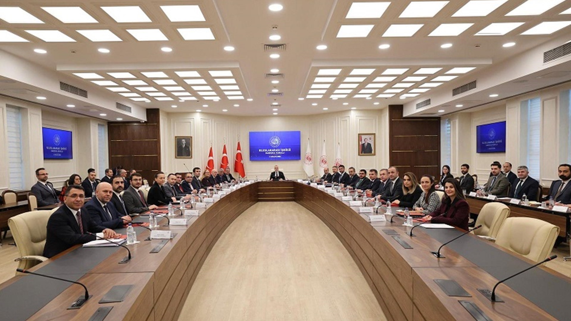 Çalışma ve Sosyal Güvenlik Bakanı Sayın Prof. Dr. Vedat Işıkhan başkanlığında, 6 Nisan’da Resmi Gazete'de yayımlanan Cumhurbaşkanlığı Kararnamesi ile ihdas edilen Uluslararası İşgücü Danışma Kurulu’nun ilk toplantısı gerçekleştirildi.