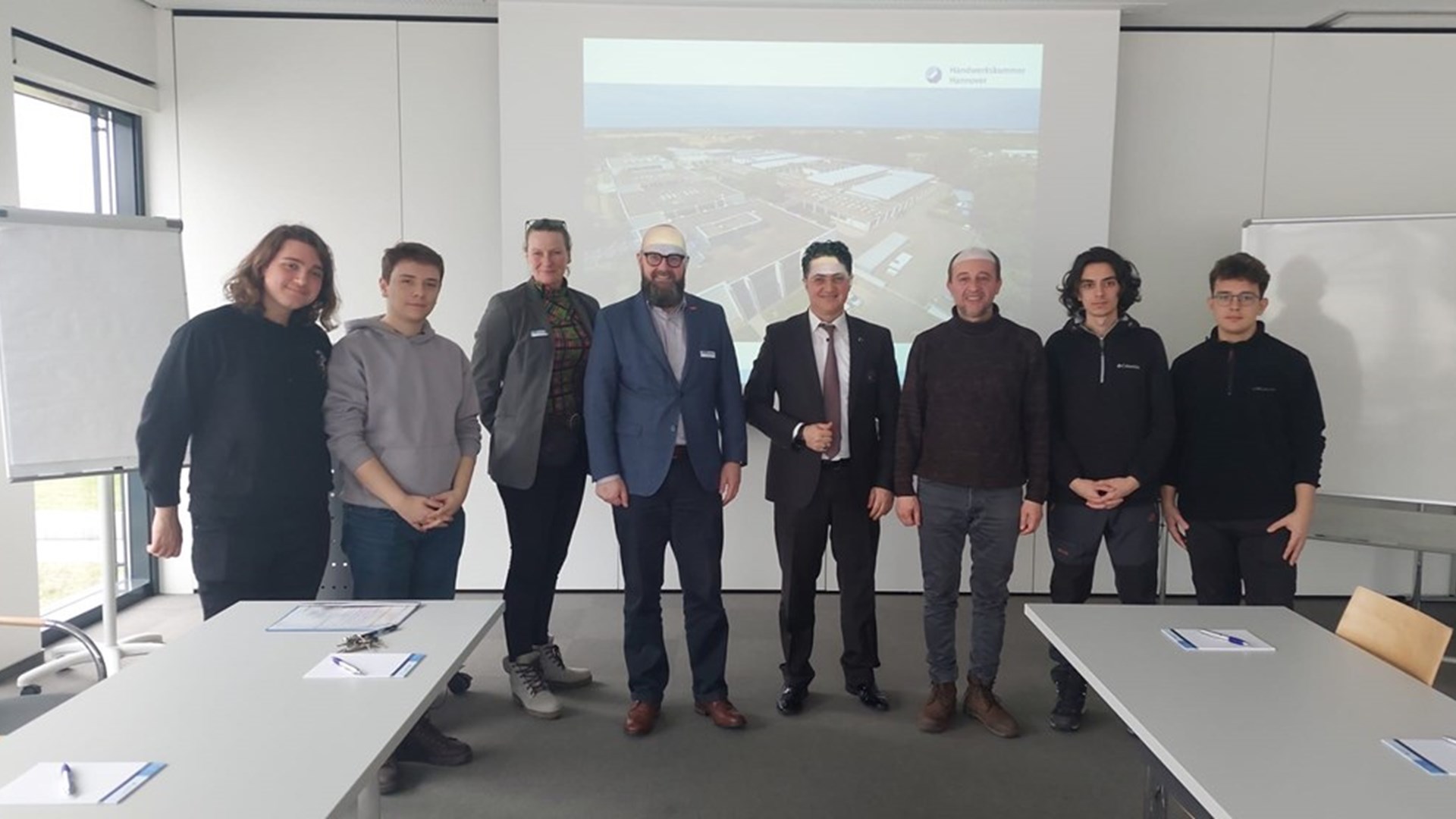 Erasmus Mesleki Eğitim Akreditasyonu kapsamında Almanya’da bulunan Bursa Karacabey Mesleki ve Teknik Anadolu Lisesi öğrencileri, Hannover Çalışma ve Sosyal Güvenlik Ataşeliğimizi ziyaret etti.