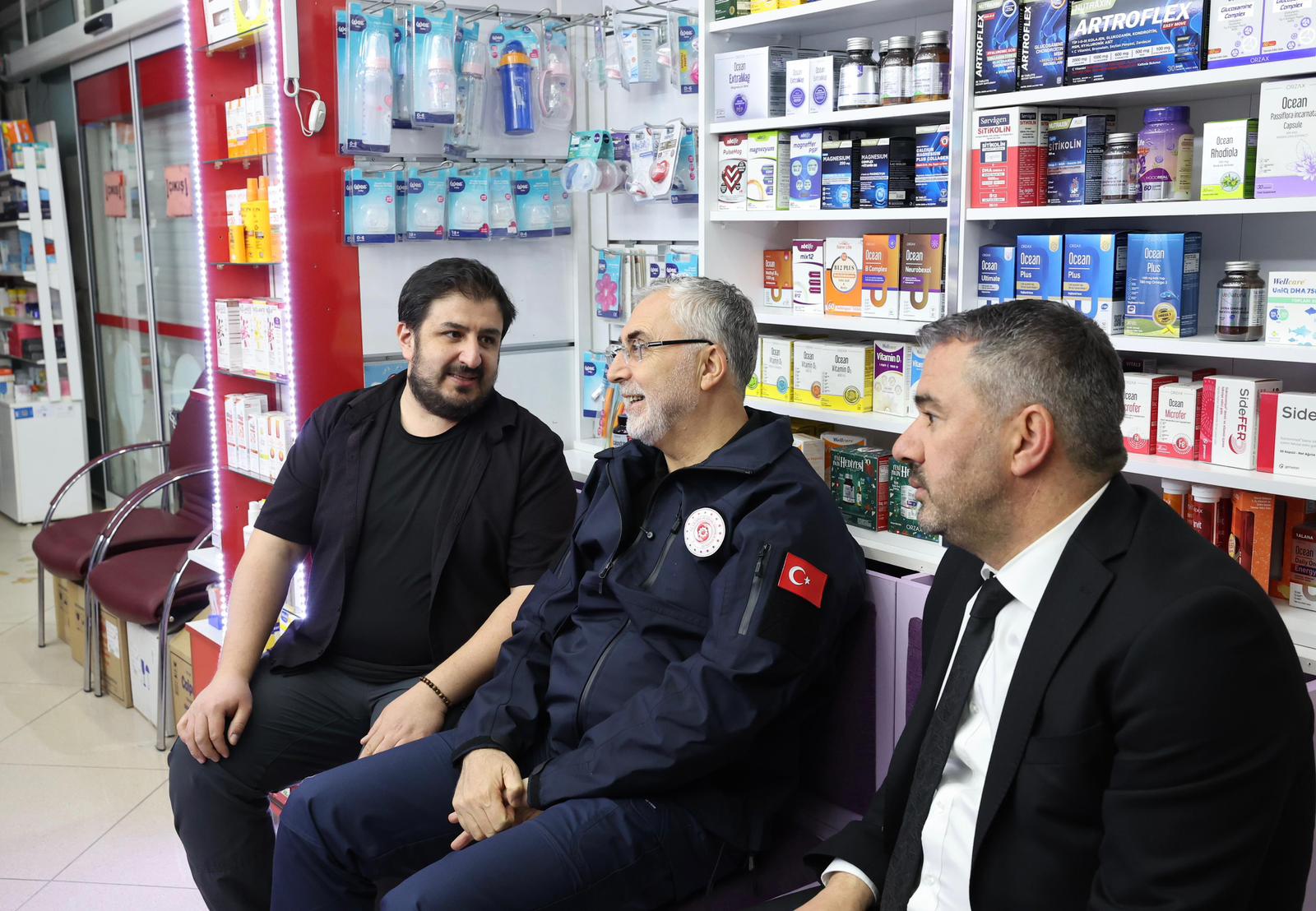 Çalışma ve Sosyal Güvenlik Bakanı Vedat Işıkhan, Pursaklar Belediyesi işçilerini ziyaret ederek, 1 Mayıs Emek ve Dayanışma Günü'nü kutladı.