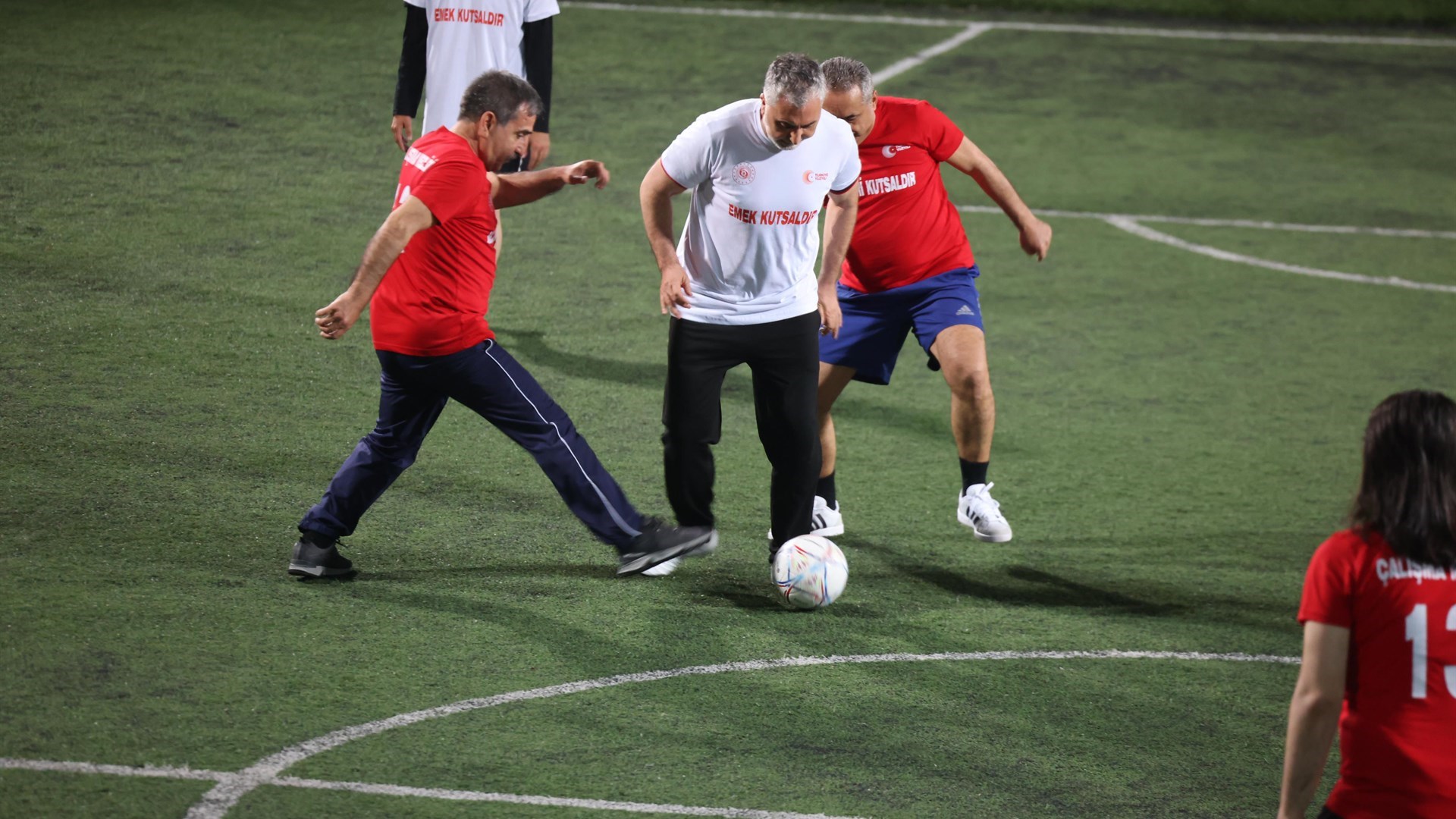 Çalışma ve Sosyal Güvenlik Bakanı Prof. Dr. Vedat Işıkhan, sendika temsilcileriyle halı sahada futbol maçı yaptı.