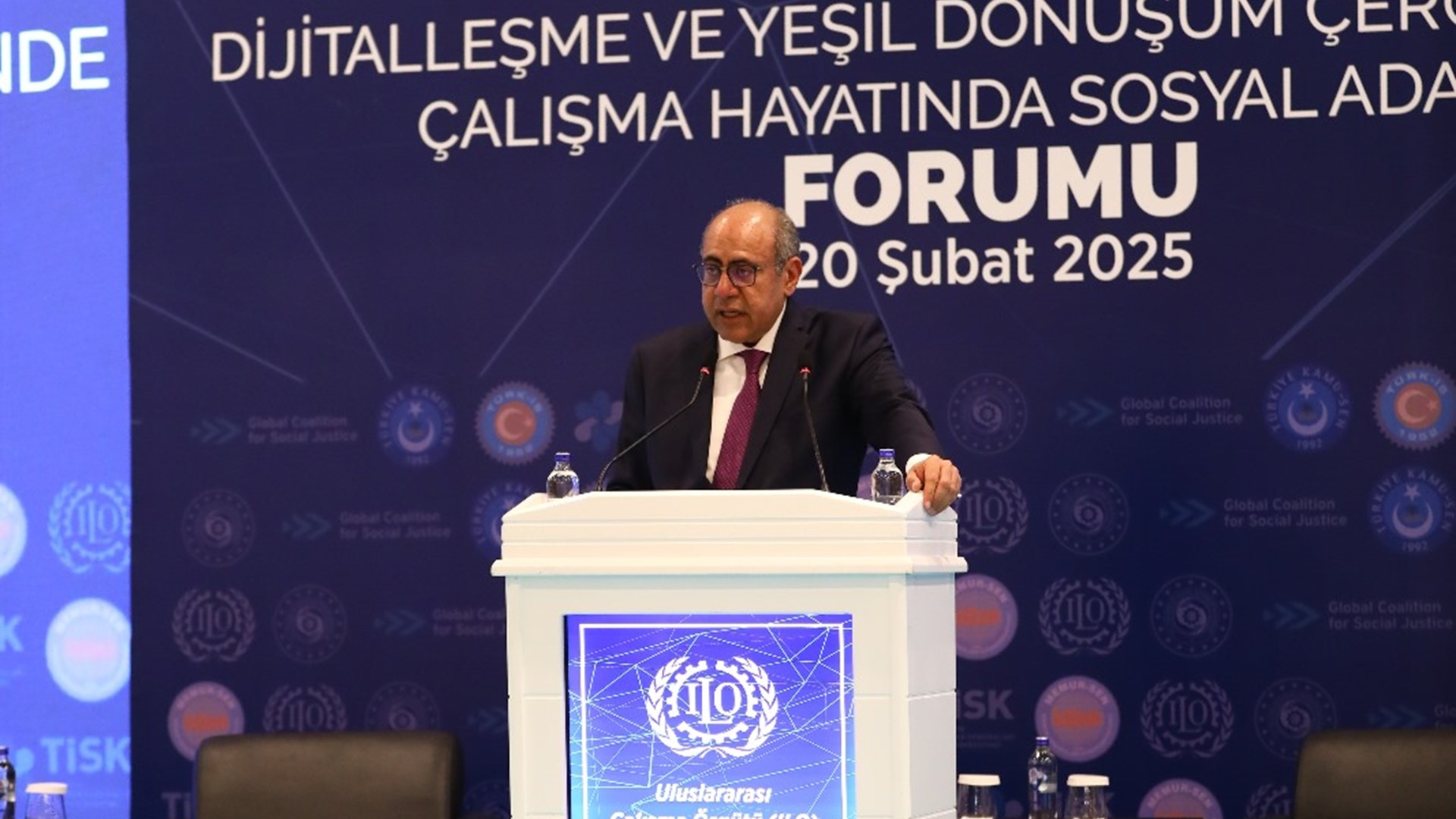 20 Şubat Dünya Sosyal Adalet Günü vesilesiyle, Bakanlığımızın öncülüğünde ve Küresel Sosyal Adalet Koalisyonu kapsamında düzenlenen “Dijitalleşme ve Yeşil Dönüşüm Çerçevesinde Sosyal Adalet Forumu” geniş katılımla gerçekleştirildi. Forum, Türkiye İşveren Sendikaları Konfederasyonu (TİSK), Türkiye İşçi Sendikaları Konfederasyonu (TÜRK-İŞ), Memur Sendikaları Konfederasyonu (MEMUR-SEN) ve Türkiye Kamu Çalışanları Sendikaları Konfederasyonu (KAMU-SEN) işbirliğiyle düzenlendi.