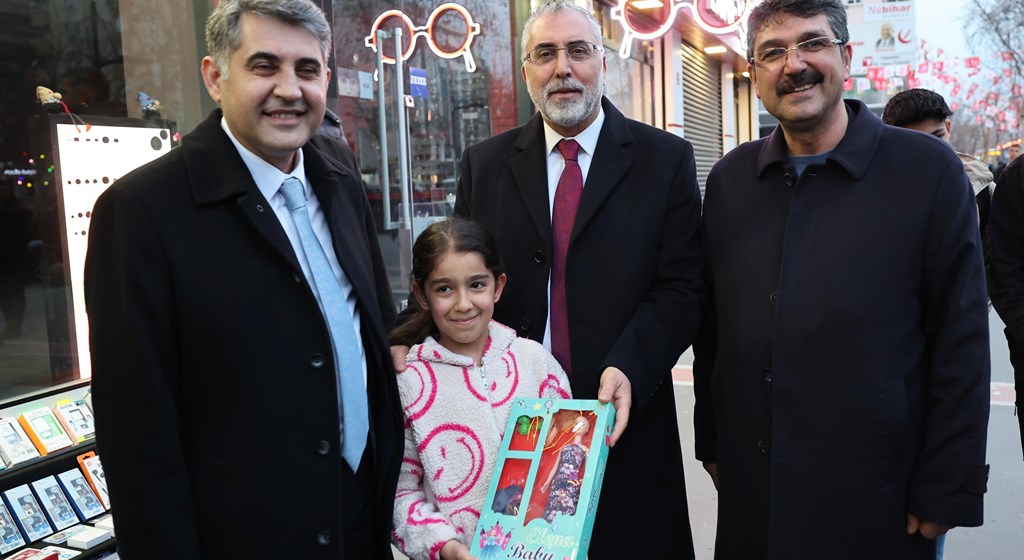 Çalışma ve Sosyal Güvenlik Bakanı Prof. Dr. Vedat Işıkhan, çeşitli temaslarda bulunmak ve programlara katılmak üzere Batman’a gitti.