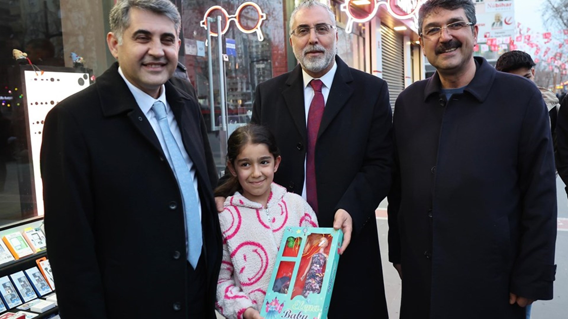 Çalışma ve Sosyal Güvenlik Bakanı Prof. Dr. Vedat Işıkhan, çeşitli temaslarda bulunmak ve programlara katılmak üzere Batman’a gitti.