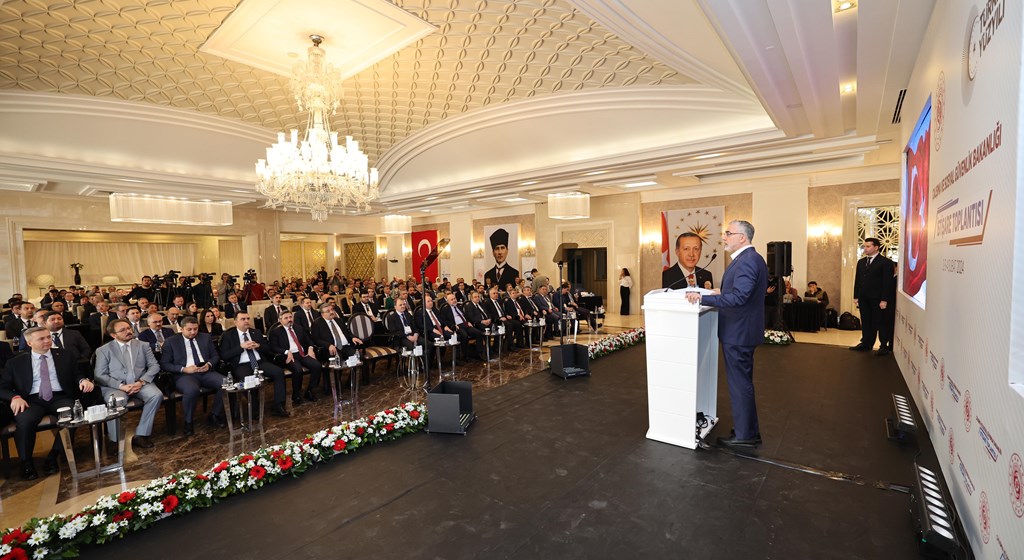 Çalışma ve Sosyal Güvenlik Bakanı Prof. Dr. Vedat Işıkhan, 81 ildeki İŞKUR ve SGK İl Müdürlerinin katıldığı İstişare Toplantısı’na katılmak ve çeşitli ziyaretlerde bulunmak üzere Antalya’ya gitti.