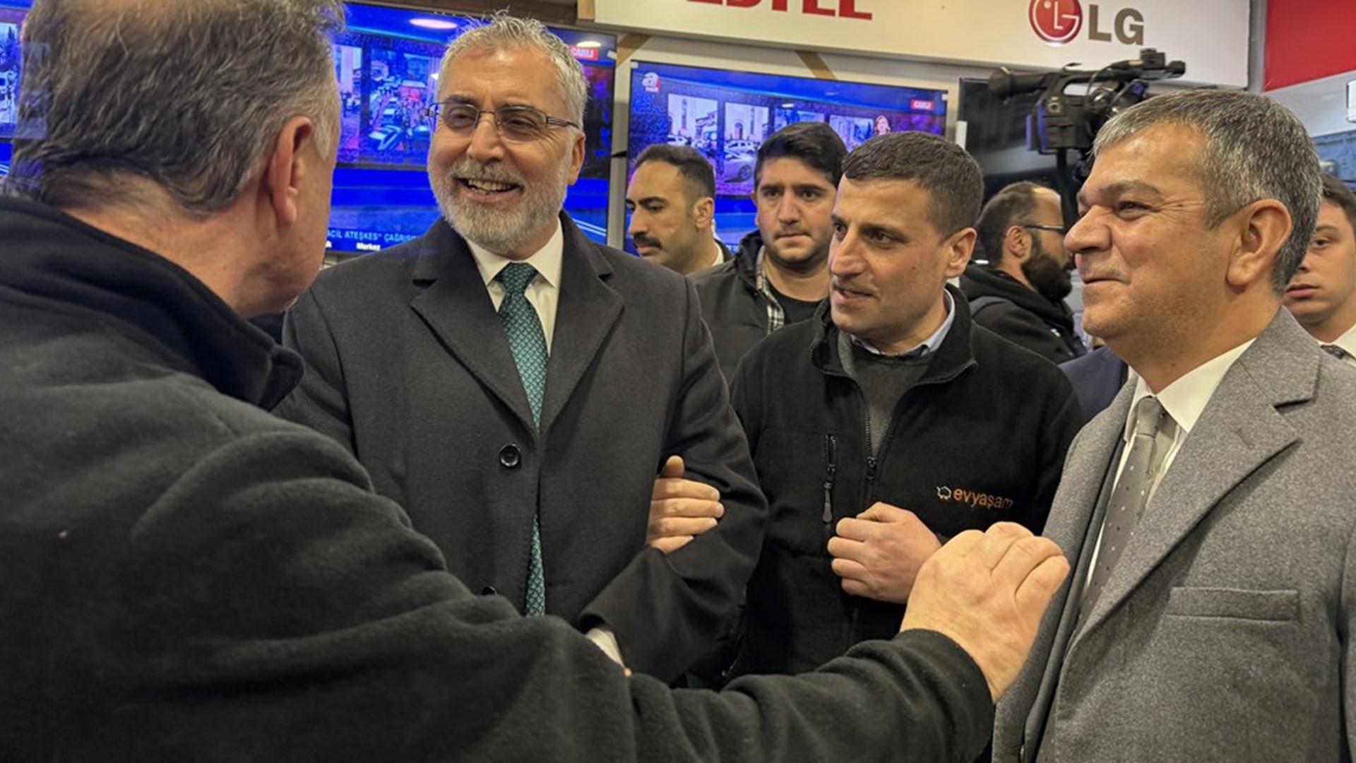 Çalışma ve Sosyal Güvenlik Bakanı Prof. Dr. Vedat Işıkhan, çeşitli ziyaretlerde bulunmak ve programlara katılmak üzere Elazığ’a gitti.