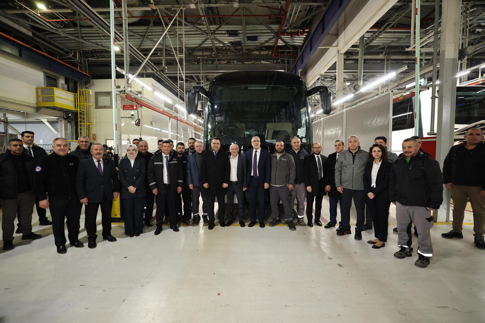 Bakan Işıkhan, İlk İftarını Fabrikada İşçilerle Yaptı