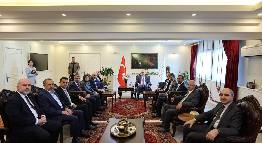 Çalışma ve Sosyal Güvenlik Bakanı Prof. Dr. Vedat Işıkhan, çeşitli ziyaretlerde bulunmak ve programlara katılmak üzere Van’a gitti.