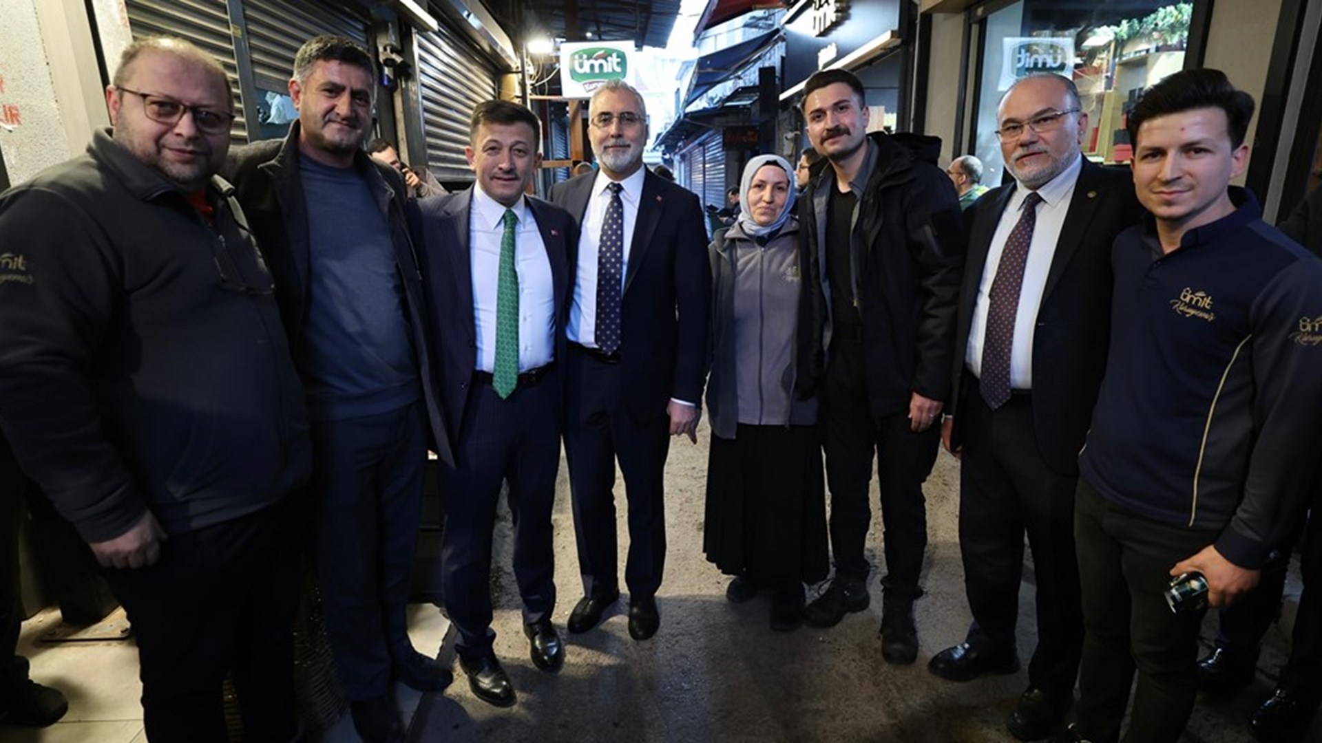Çalışma ve Sosyal Güvenlik Bakanı Prof. Dr. Vedat Işıkhan, programlara katılmak ve çeşitlik temaslarda bulunmak üzere İzmir’e gitti.