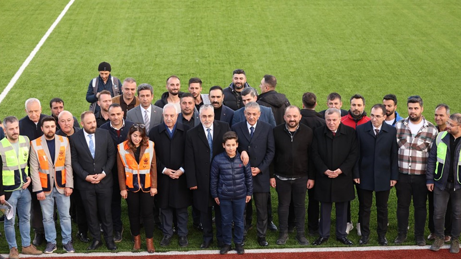 Çalışma ve Sosyal Güvenlik Bakanı Prof. Dr. Vedat Işıkhan, çeşitli temaslarda bulunmak ve “Türkiye Yüzyılı’nda Çalışma Hayatı Buluşmaları” Programına katılmak üzere Mardin’e gitti.