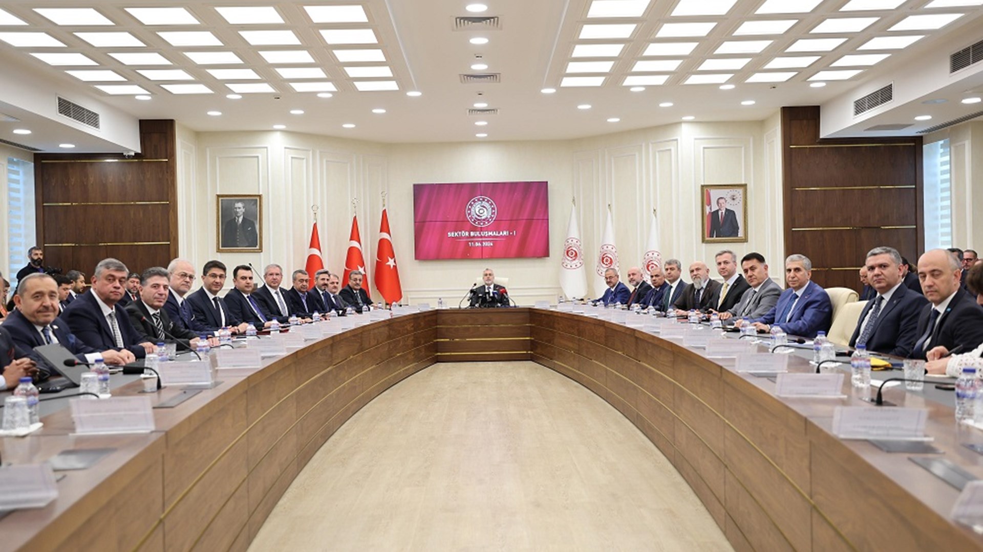 Çalışma ve Sosyal Güvenlik Bakanı Prof. Dr. Vedat Işıkhan, Çalışma ve Sosyal Güvenlik Bakanlığı Reşat Moralı Toplantı Salonu’nda düzenlenen tekstil, giyim ve deri sektörünün temsilcilerinin katıldığı “I. Sektör Buluşmaları Programı” na katıldı.