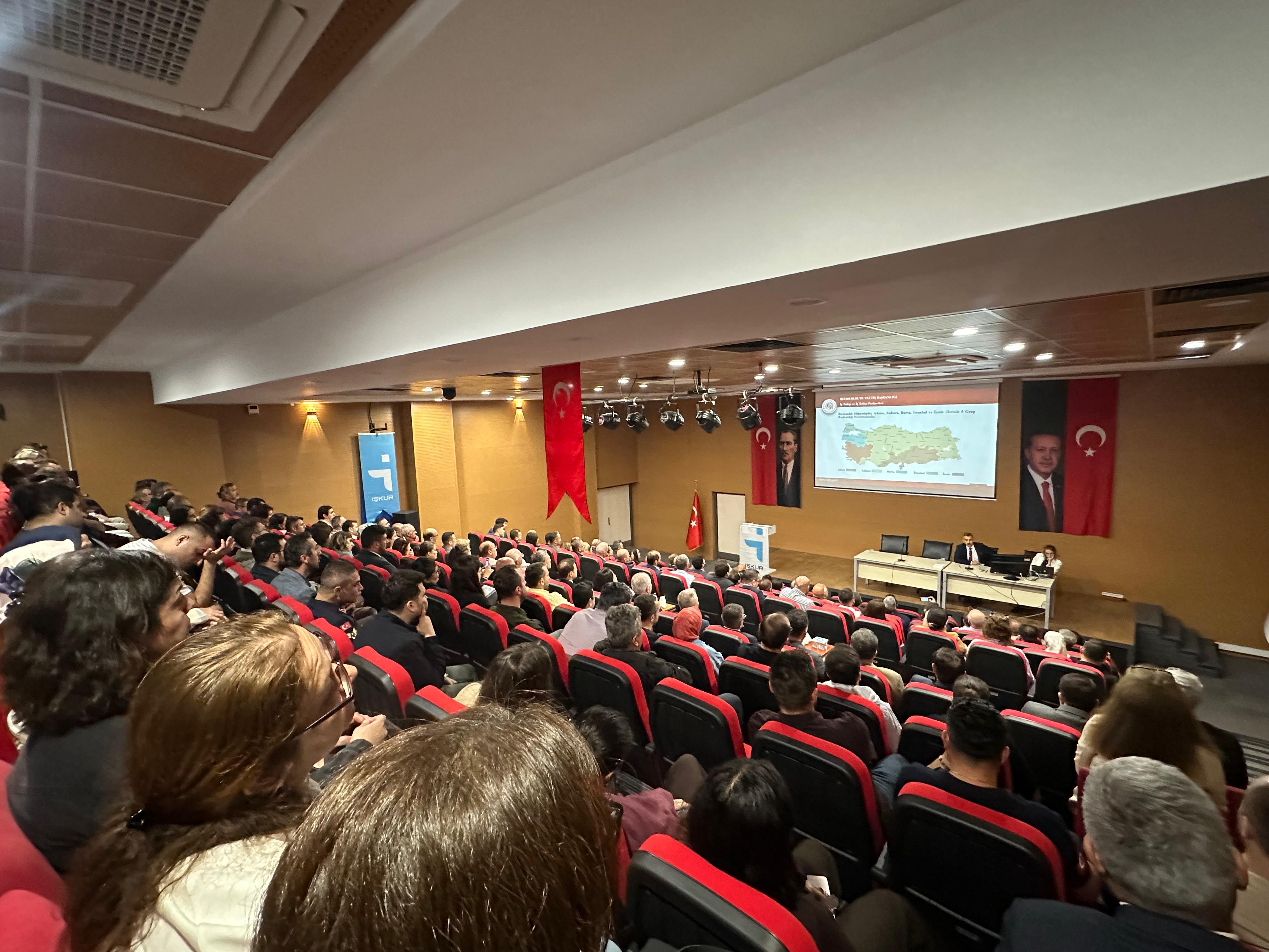 Rehberlik ve Teftiş Başkanlığımız tarafından, Zonguldak Çalışma ve İş Kurumu İl Müdürlüğünün katkılarıyla 22 Eylül 2026 tarihinde Zonguldak Sosyal Güvenlik Kurumu İl Müdürlüğünde bilgilendirme toplantısı gerçekleştirildi. Toplantıda, 2026 yılında yürütülen iş sağlığı ve güvenliği ile işin yürütümü yönünden teftiş faaliyetleri ele alındı.