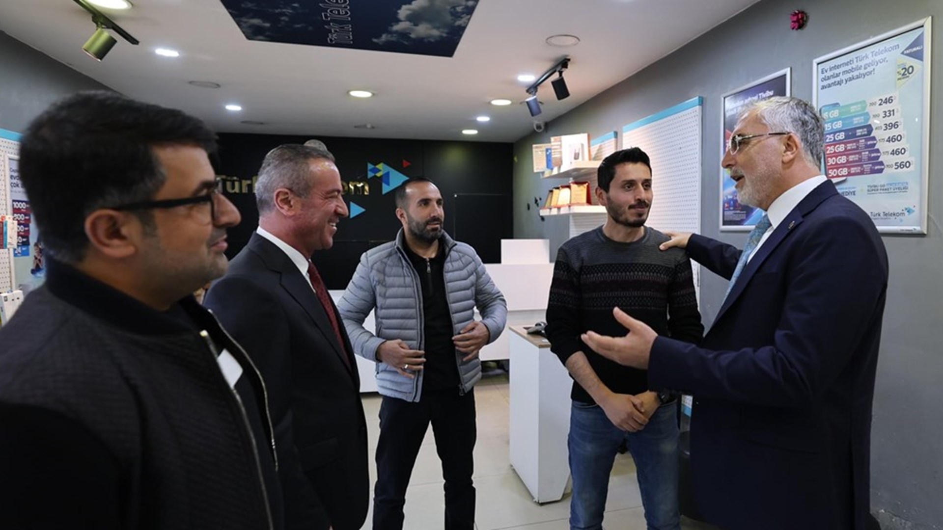 Çalışma ve Sosyal Güvenlik Bakanı Prof. Dr. Vedat Işıkhan, çeşitli ziyaretlerde bulunmak ve programlara katılmak üzere Hakkari’ye gitti.