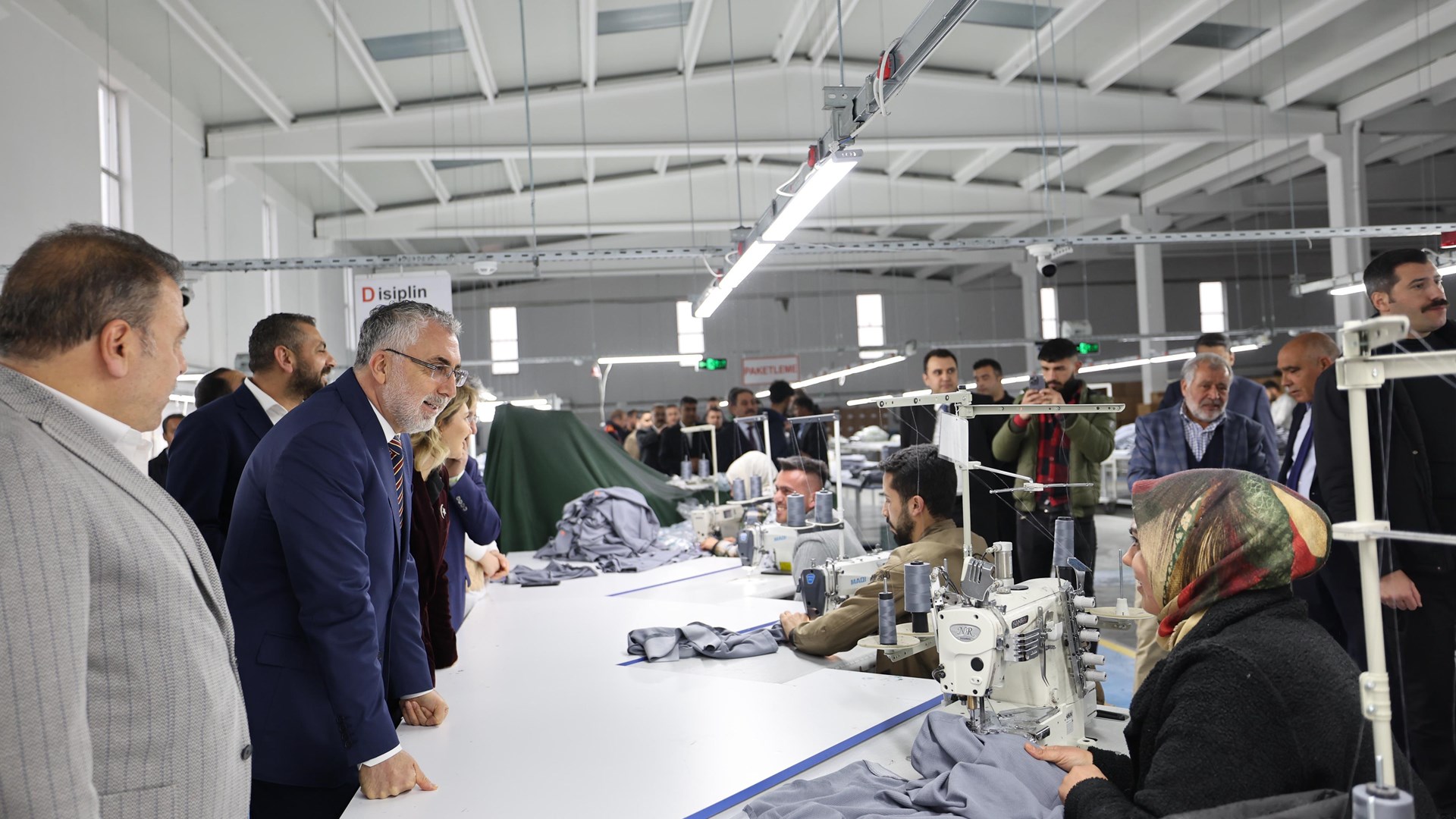 Çalışma ve Sosyal Güvenlik Bakanı Prof. Dr. Vedat Işıkhan, çeşitli temaslarda bulunmak ve programlara katılmak üzere Iğdır’a gitti.