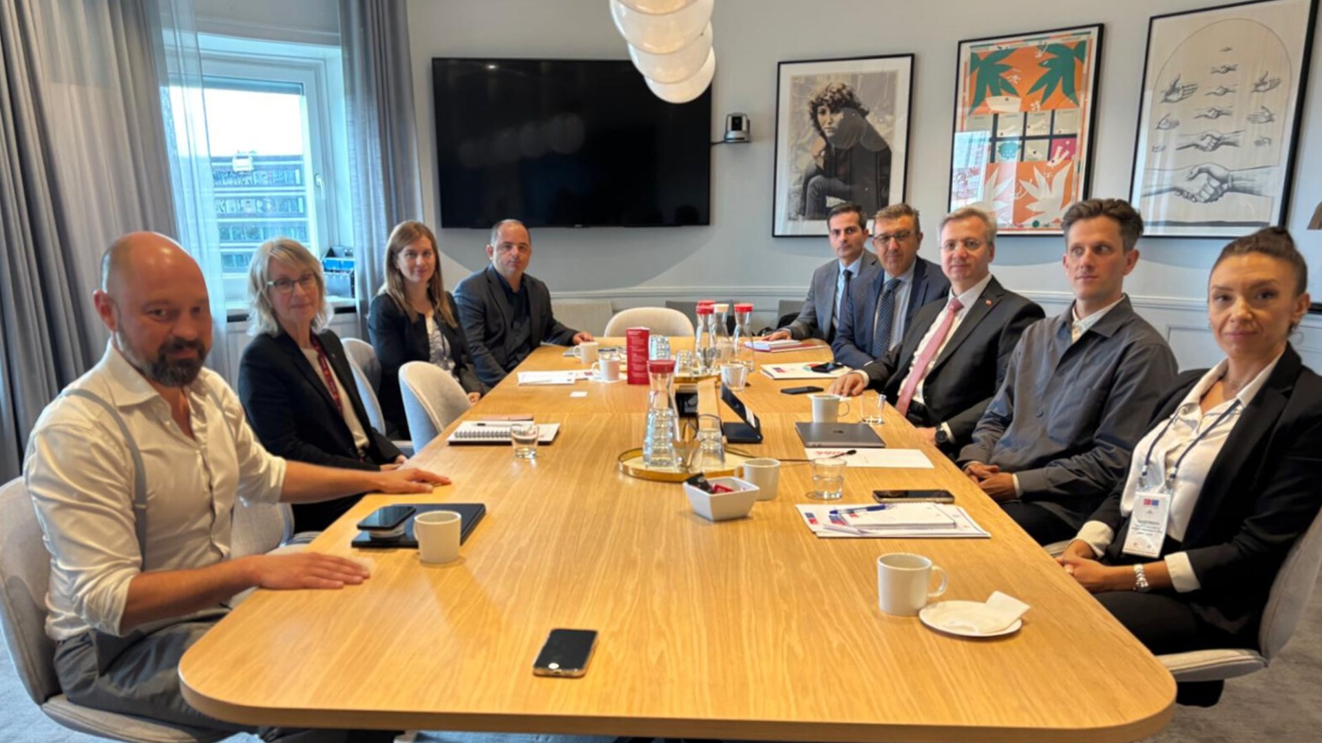 İsveç İşçi Sendikaları Konfederasyonu (LO) ve Sağlıklı Çalışma Yaşamı Girişimi (Suntarbetsliv) temsilcileriyle 27 Ağustos 2025 tarihinde gerçekleştirilen görüşmede; işçi sendikalarının faaliyetleri, toplu iş sözleşmeleri ve iş sağlığı ve güvenliği şartlarının iyileştirilmesine yönelik işverenlere sağlanan araçlar ele alındı.