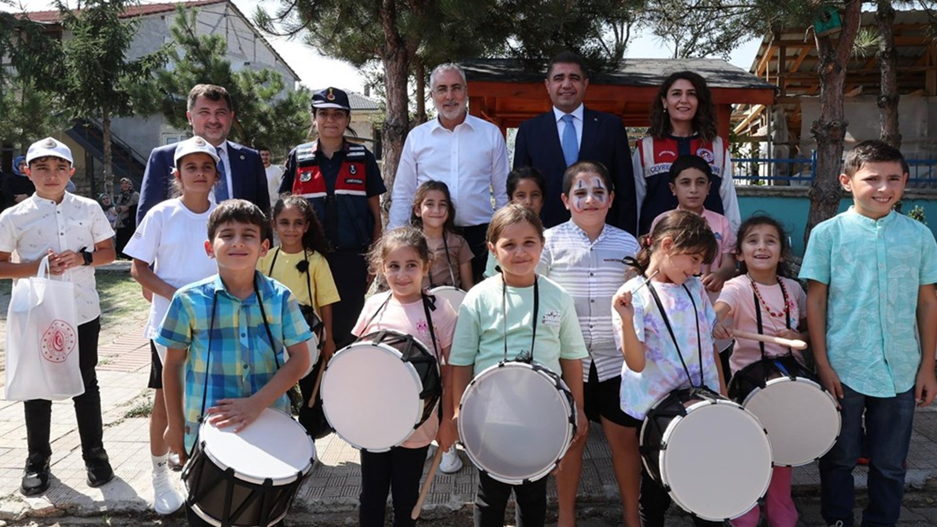 Çalışma ve Sosyal Güvenlik Bakanı Prof. Dr. Vedat Işıkhan, çeşitli ziyaretlerde bulunmak ve AK Parti Düzce İl Danışma Meclisi Toplantısı’na katılmak üzere Düzce’ye gitti.
