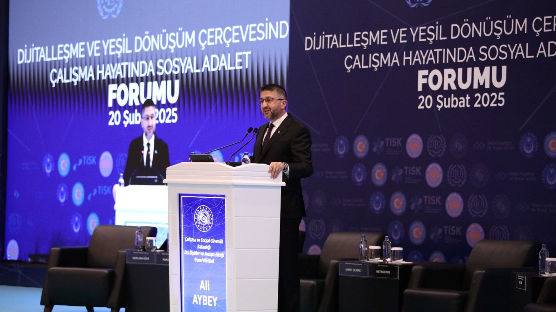 20 Şubat Dünya Sosyal Adalet Günü vesilesiyle, Bakanlığımızın öncülüğünde ve Küresel Sosyal Adalet Koalisyonu kapsamında düzenlenen “Dijitalleşme ve Yeşil Dönüşüm Çerçevesinde Sosyal Adalet Forumu” geniş katılımla gerçekleştirildi. Forum, Türkiye İşveren Sendikaları Konfederasyonu (TİSK), Türkiye İşçi Sendikaları Konfederasyonu (TÜRK-İŞ), Memur Sendikaları Konfederasyonu (MEMUR-SEN) ve Türkiye Kamu Çalışanları Sendikaları Konfederasyonu (KAMU-SEN) işbirliğiyle düzenlendi.