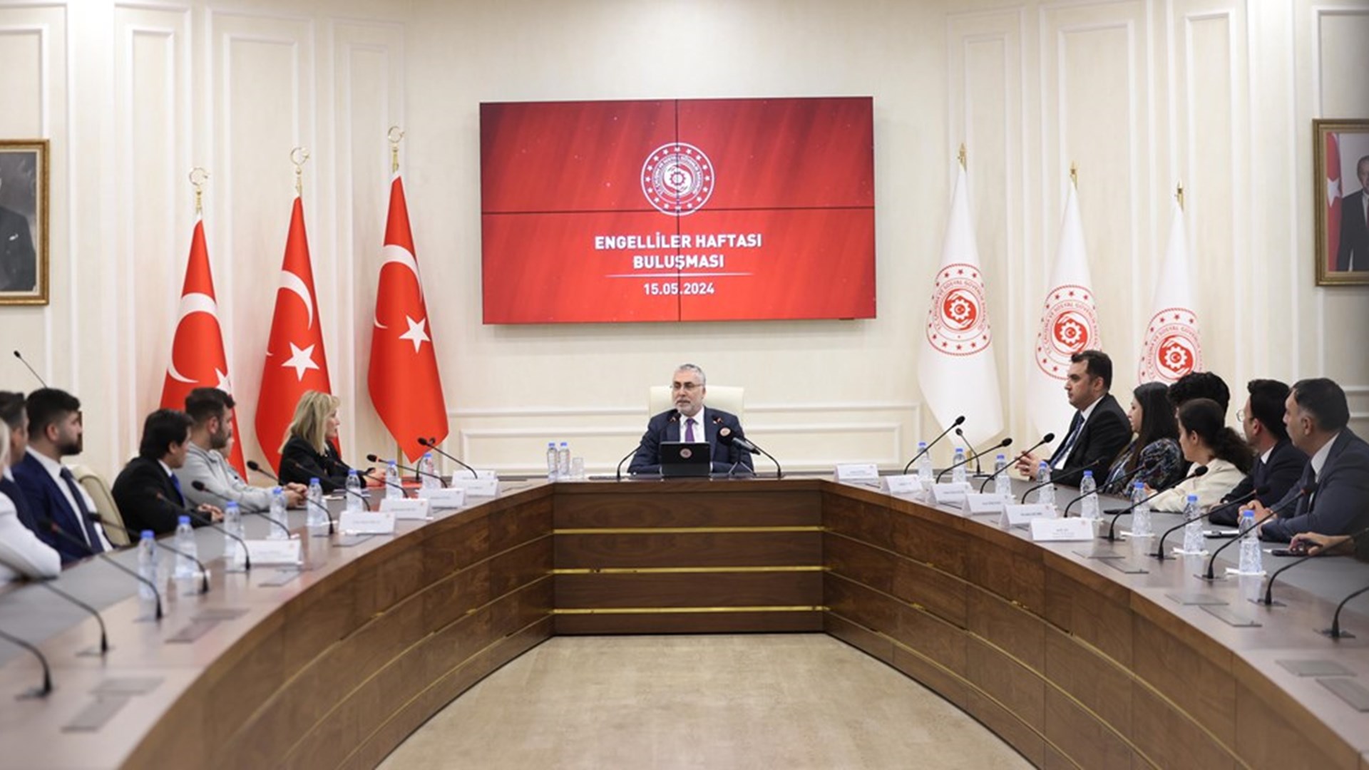 Çalışma ve Sosyal Güvenlik Bakanı Prof. Dr. Vedat Işıkhan, Çalışma ve Sosyal Güvenlik Bakanlığı Reşat Moralı Toplantı Salonu’nda SERÇEV (Serebral Palsili Çocuklar Derneği) ve İŞKUR’dan yararlanan engelli bireylerle bir araya geldi.