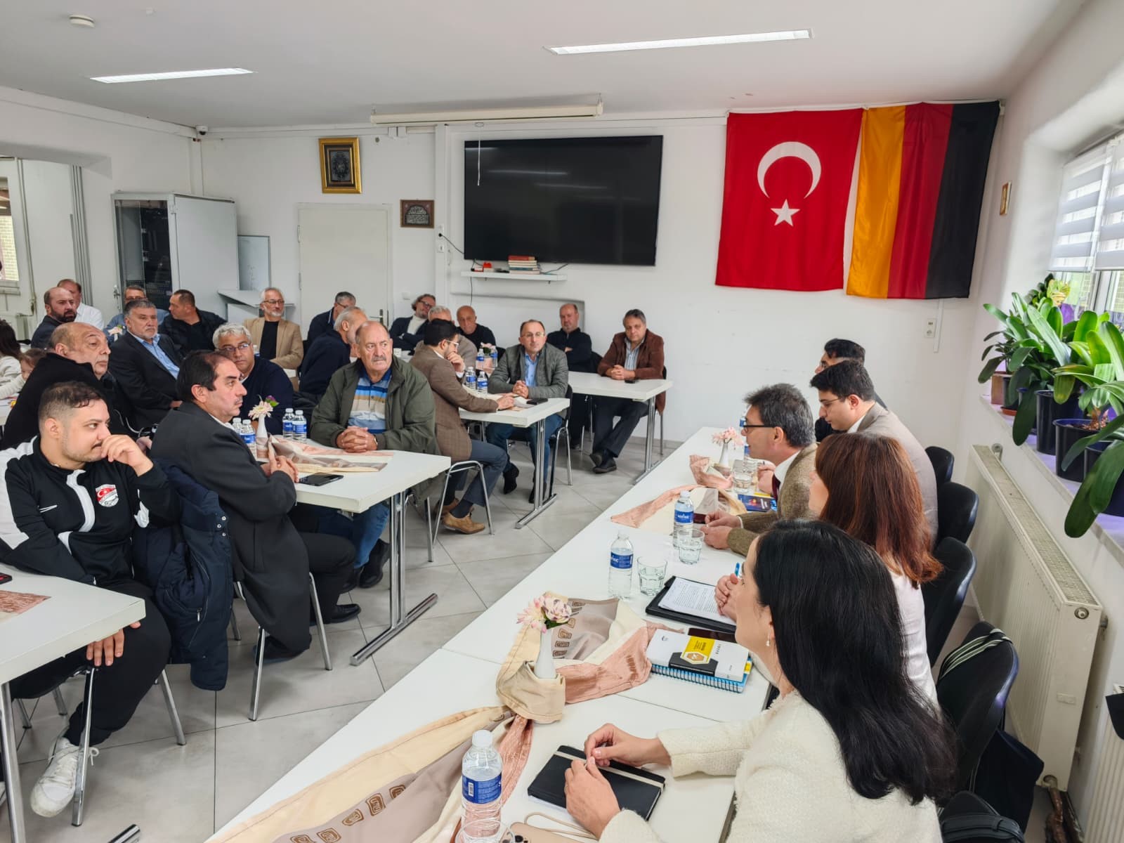 An evaluation and briefing meeting was hosted by the Turkish Islamic Union for Religious Affairs (DITIB) Landshut Yunus Emre Mosque Association under the auspices of the Consulate General of Munich, with the participation of the heads and representatives of NGOs operating in the region.