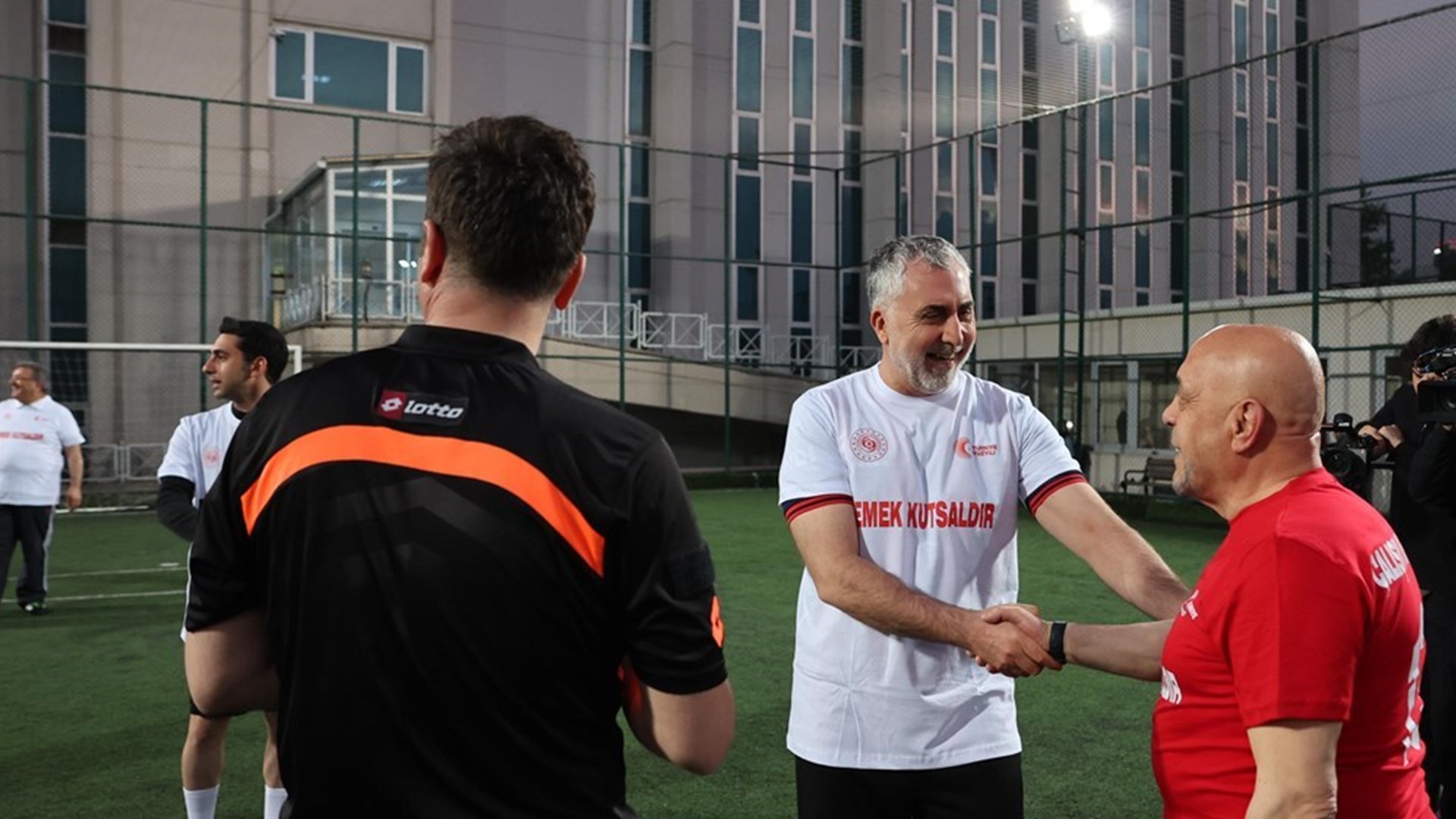 Çalışma ve Sosyal Güvenlik Bakanı Prof. Dr. Vedat Işıkhan, sendika temsilcileriyle halı sahada futbol maçı yaptı.