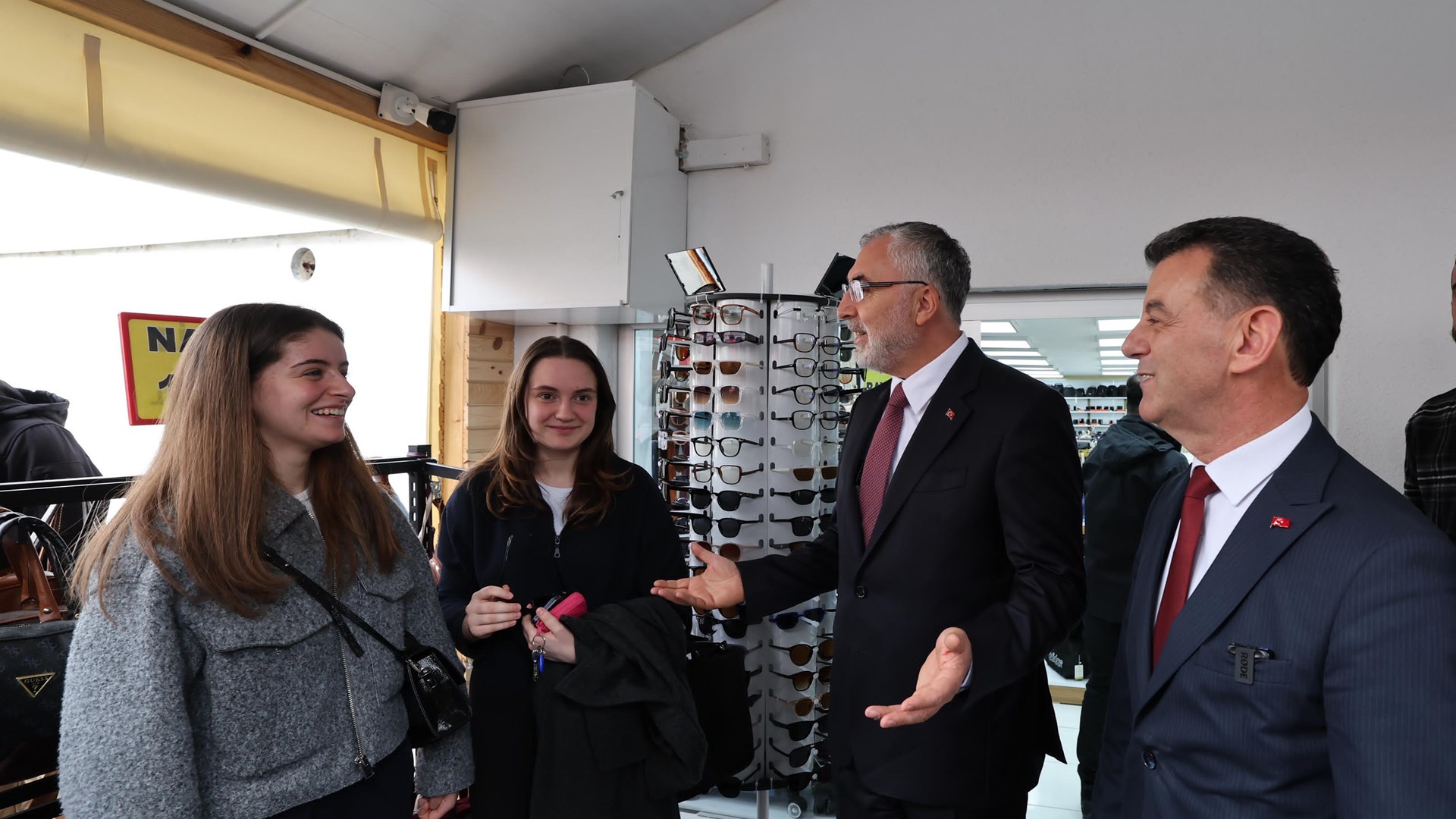 Çalışma ve Sosyal Güvenlik Bakanı Prof. Dr. Vedat Işıkhan, çeşitli temaslarda bulunak ve programlara katılmak üzere Tekirdağ ve Edirne illerini ziyaret etti.